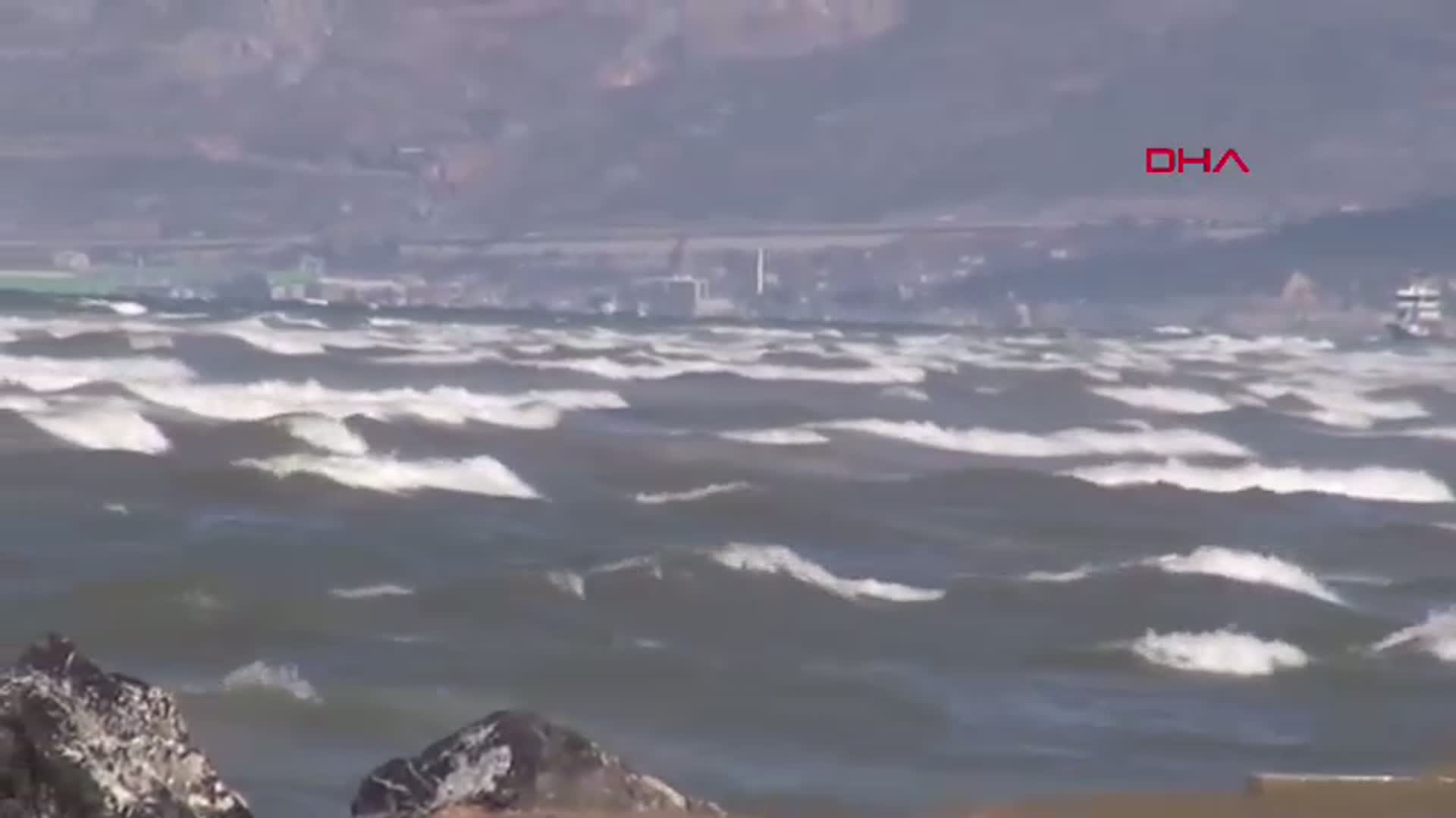 İskenderun'da Deniz Suyu 50 Metre Çekildi