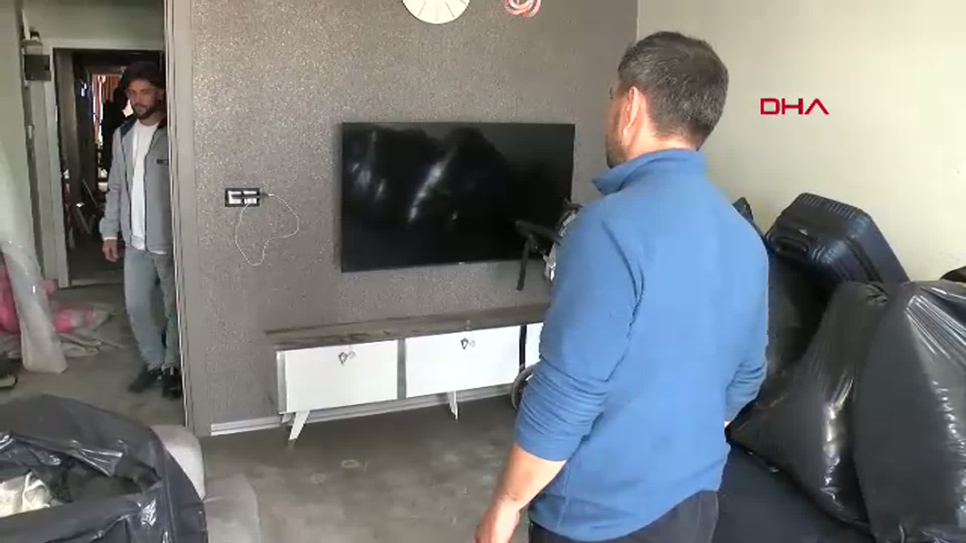 Adana'da Yangından Bebeğini Kurtaran İnşaat İşçisi, Baba ile Bir Araya Geldi