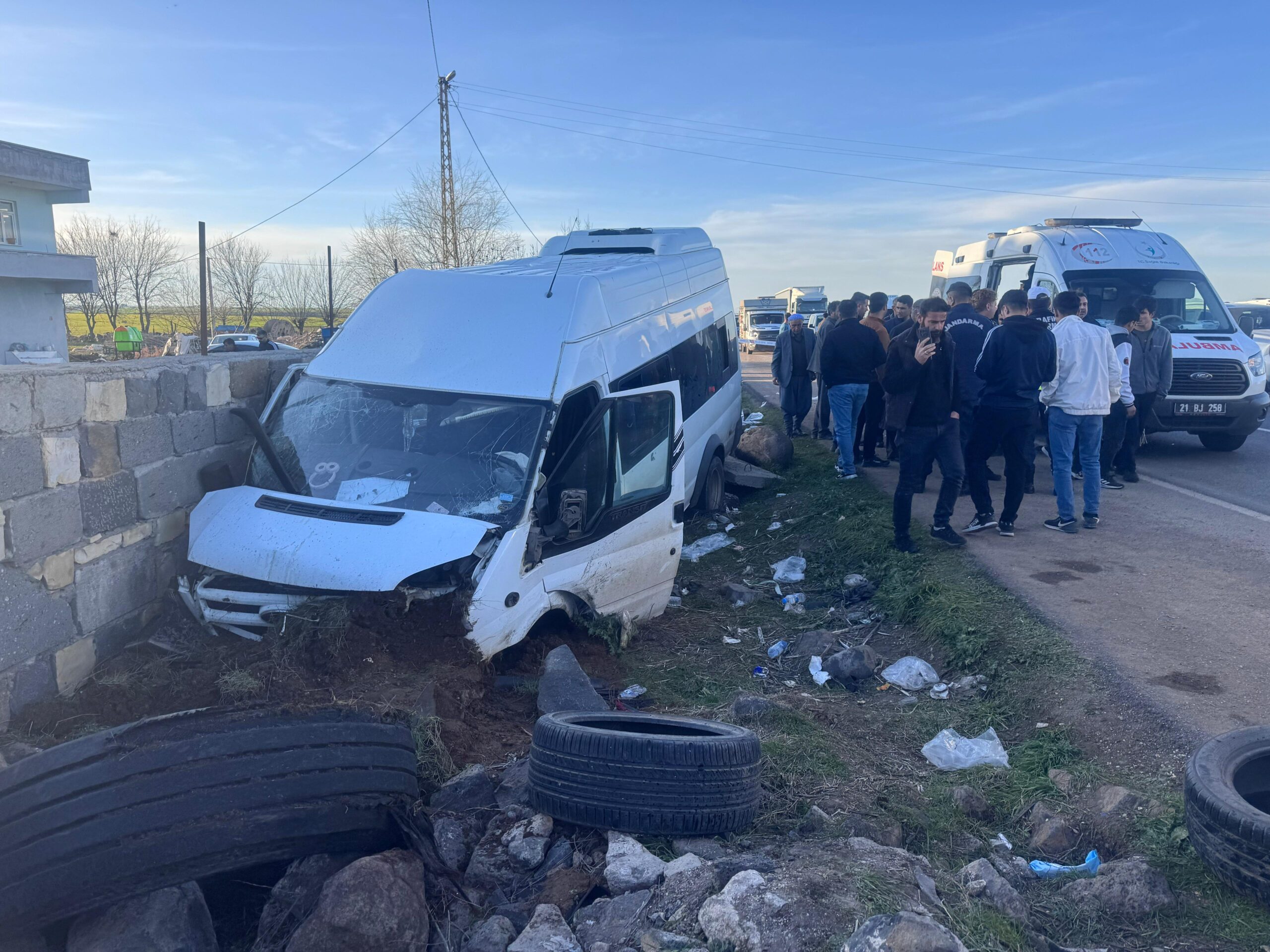 Diyarbakır'da Tekstil İşçilerini Taşıyan Minibüs Kaza Yaptı: 10 Yaralı