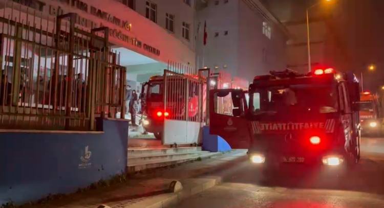 Bağcılar'da İlkokulda Yangın: Kısa Sürede Kontrol Altına Alındı