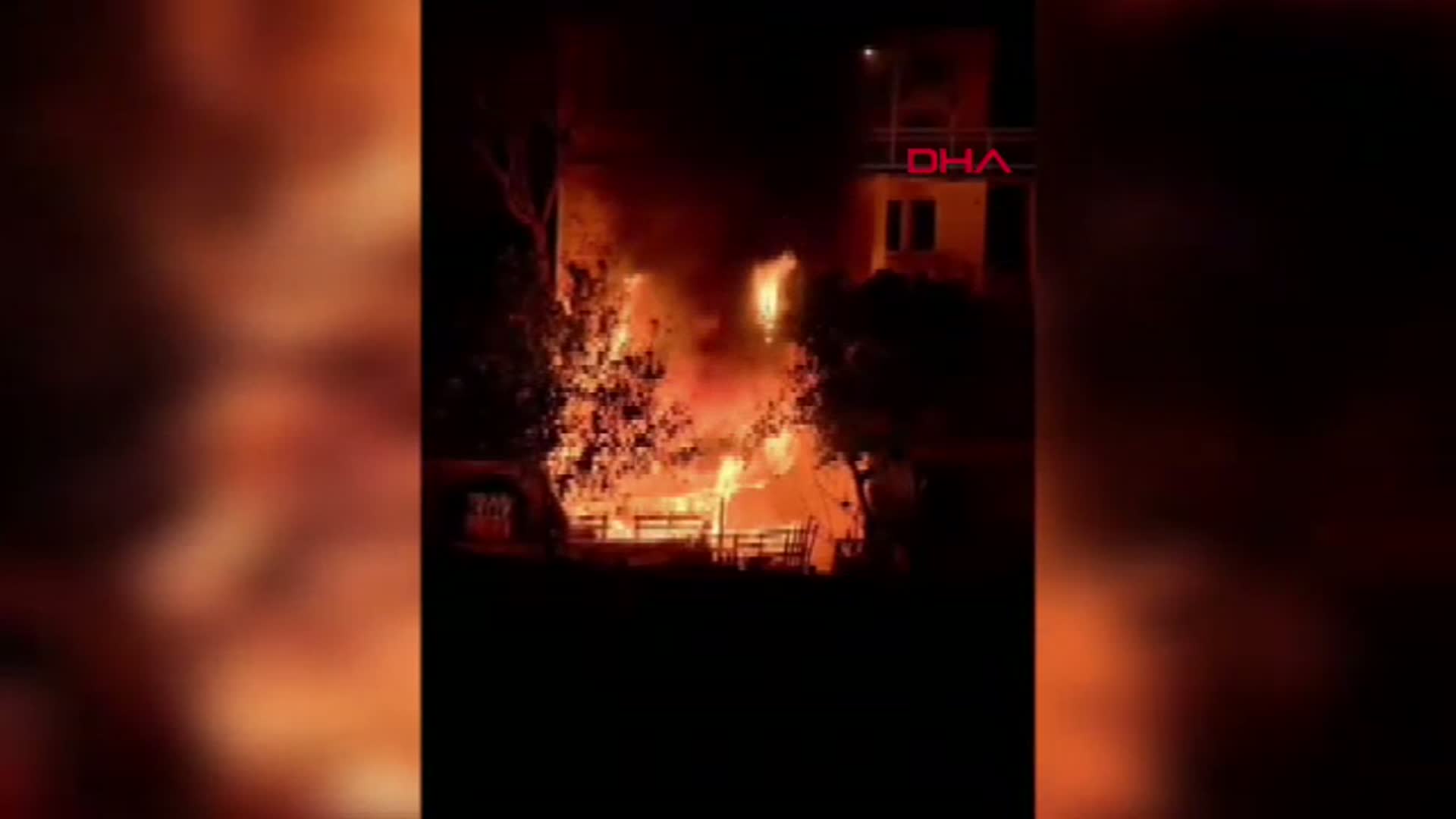 Adana'da Korkutan Yangın: Baraka Kullanılamaz Hale Geldi