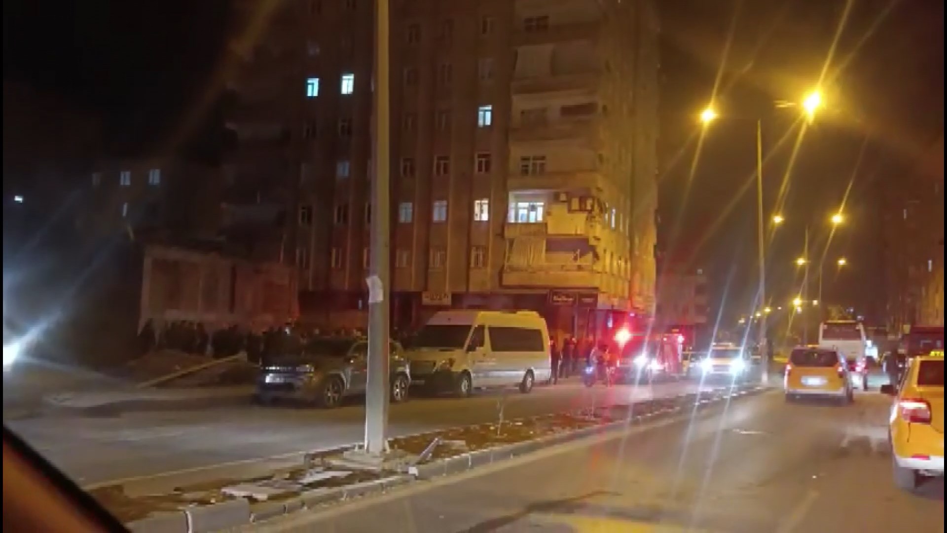 Diyarbakır'da Zeminde Kayma İddiasıyla 8 Katlı Bina Tahliye Edildi