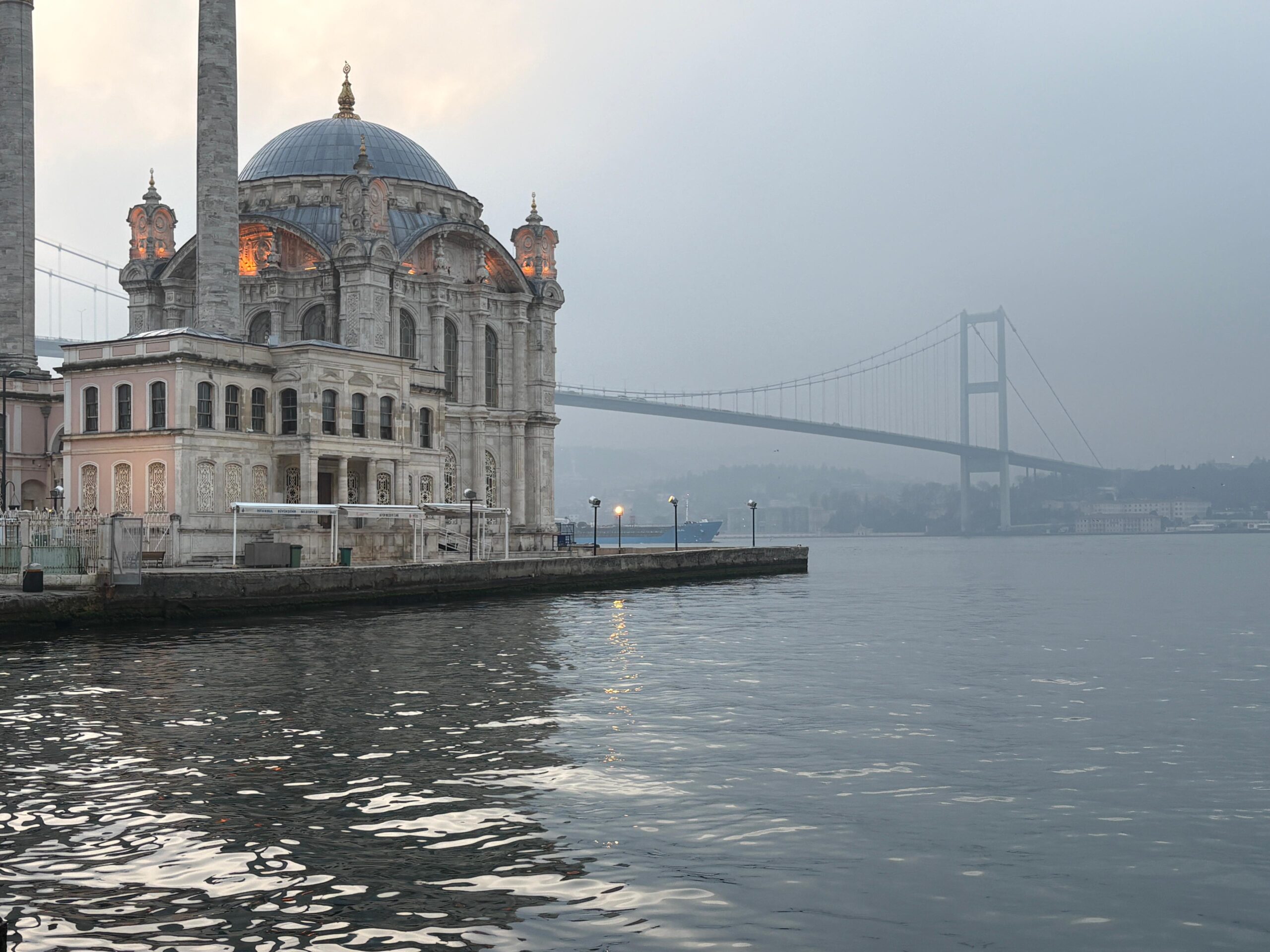 İstanbul Boğazı’nda Görüş Mesafesi Düşüyor: Sis Uyarısı
