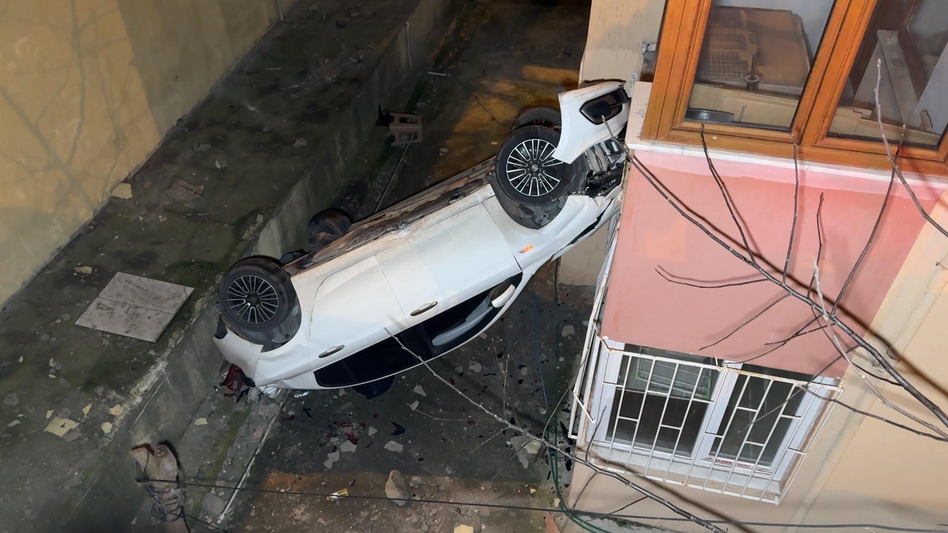 Avcılar'da Ehliyet Başka Bir Şeye Yaramadı: Otomobil 8 Metreden Uçtu