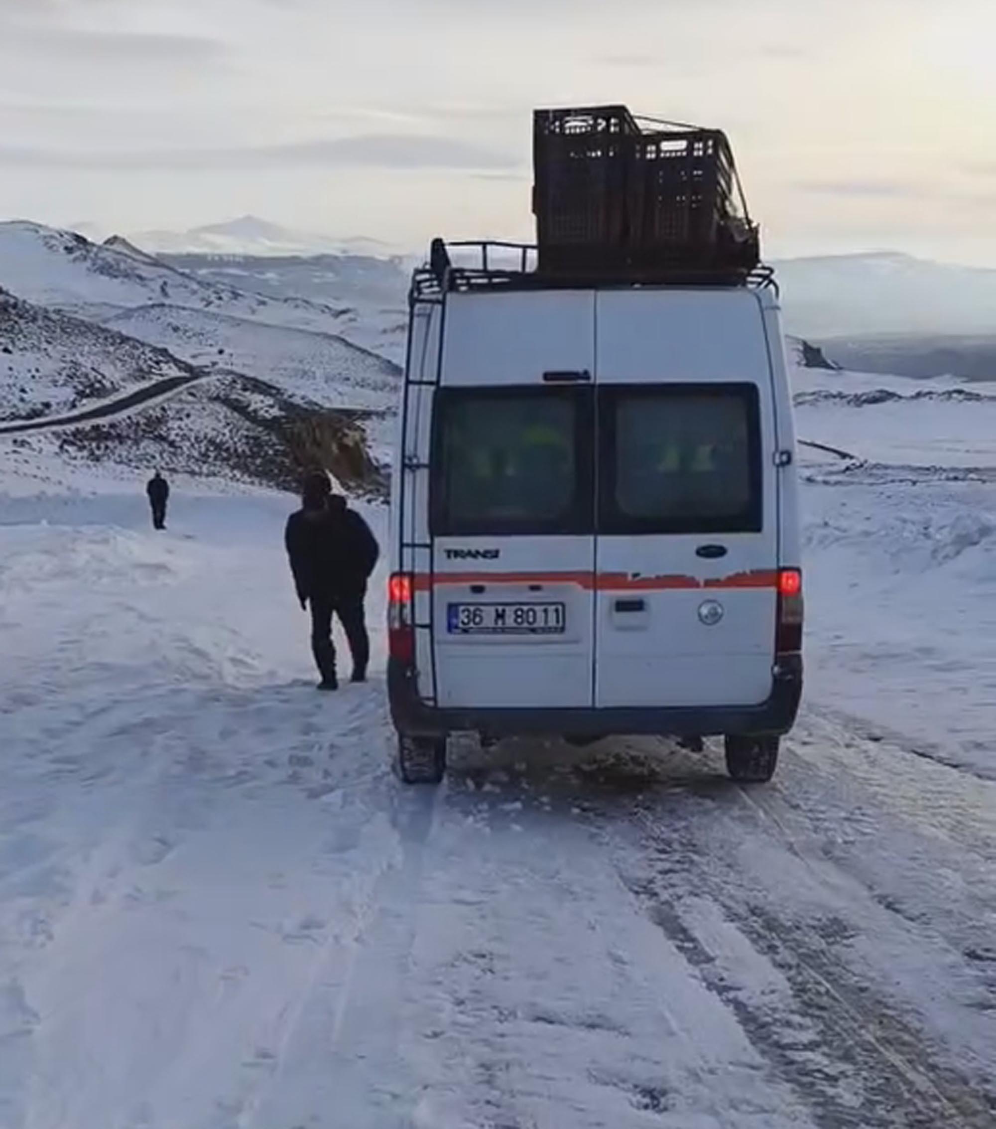 Kars'ta Kar Tipisi Nedeniyle 10 Araç Mahsur Kaldı