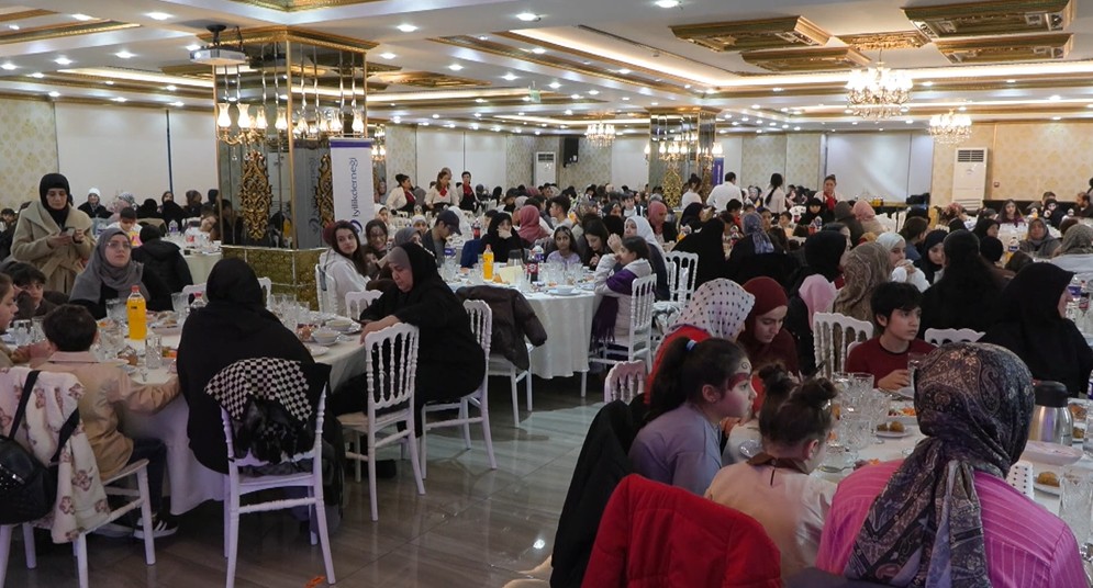 İyilik Derneği, Dünya Yetimler Günü'nde Özel İftar Yemeği Düzenledi
