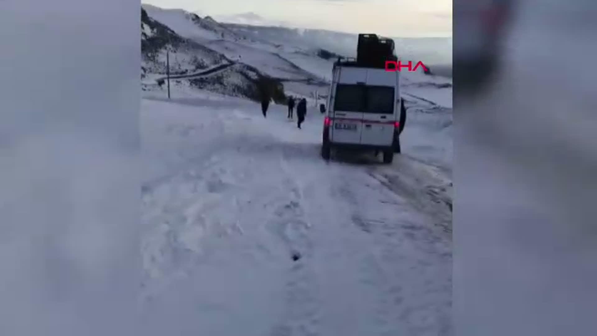 Kars'ta Yoğun Kar ve Tipi 10 Aracı Yolda Mahsur Bıraktı