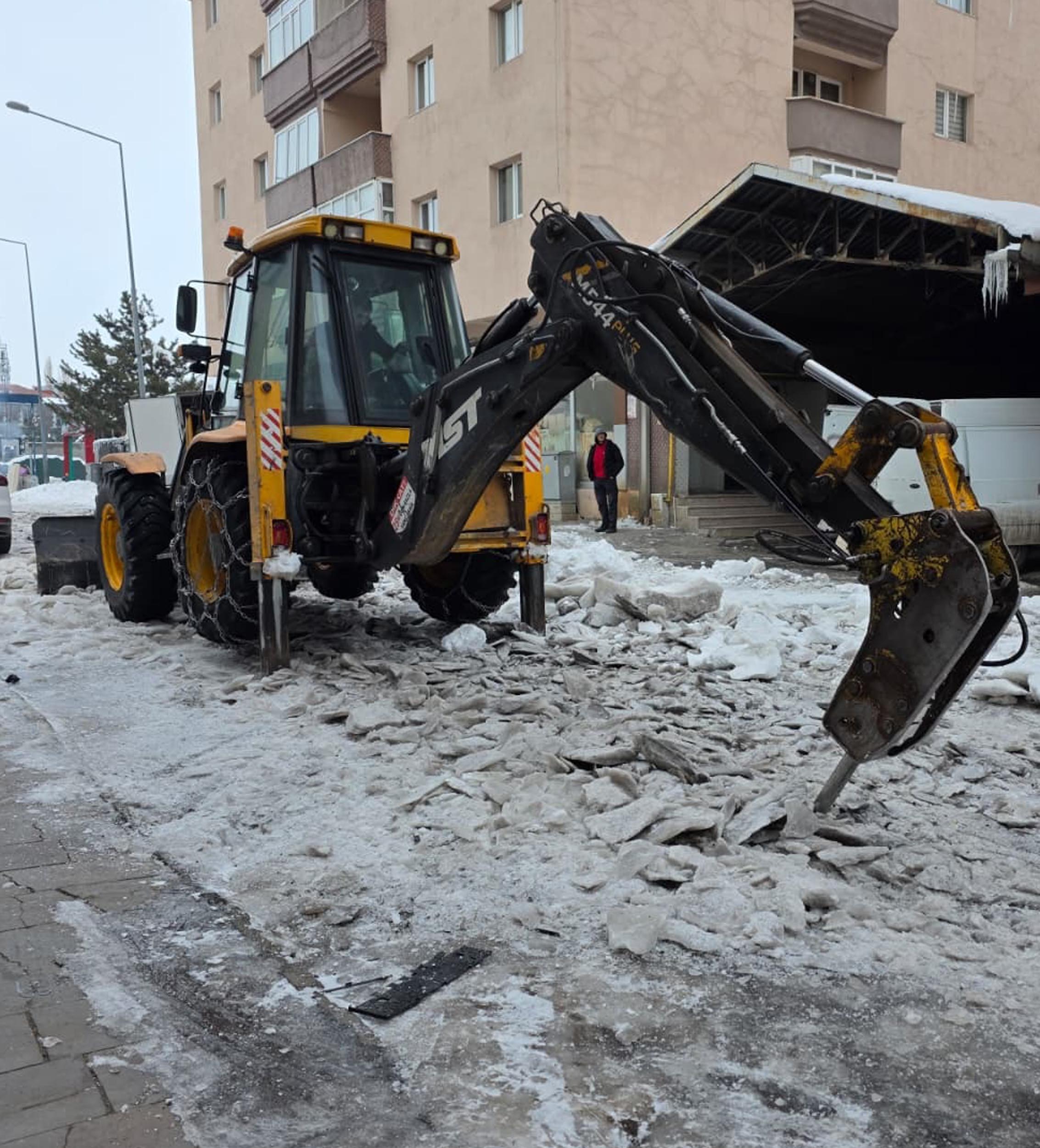 Ardahan'da 20 Santimlik Buz Tabakaları Kırıldı