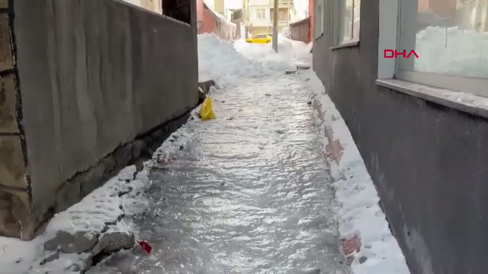 Ardahan'da Buz Tabakaları İş Makinesiyle Kırıldı