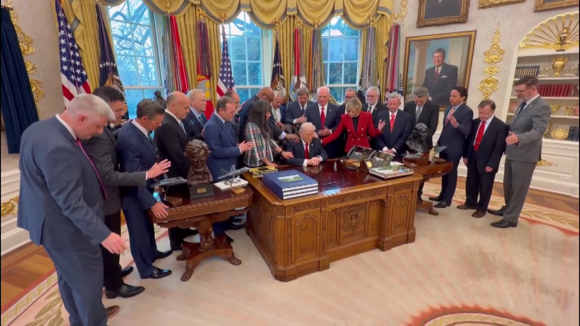 Beyaz Saray'da Trump için İkna Edici Dua Töreni
