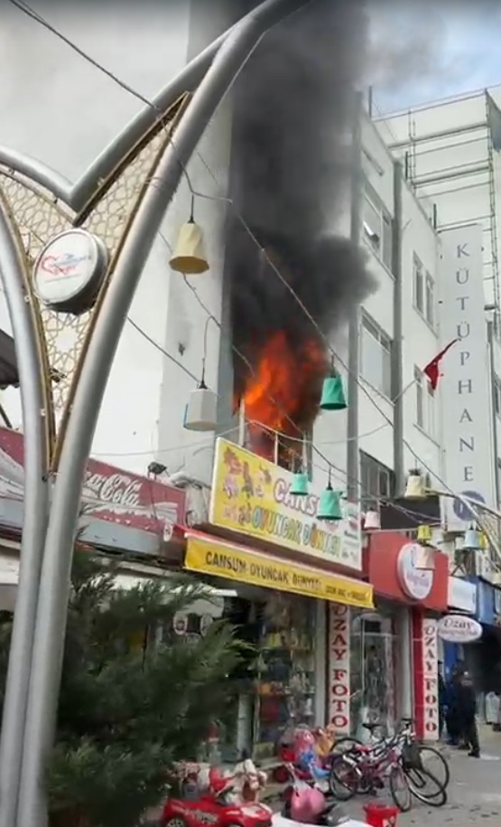 İskenderun'da Oyuncak Dükkanında Yangın Paniği