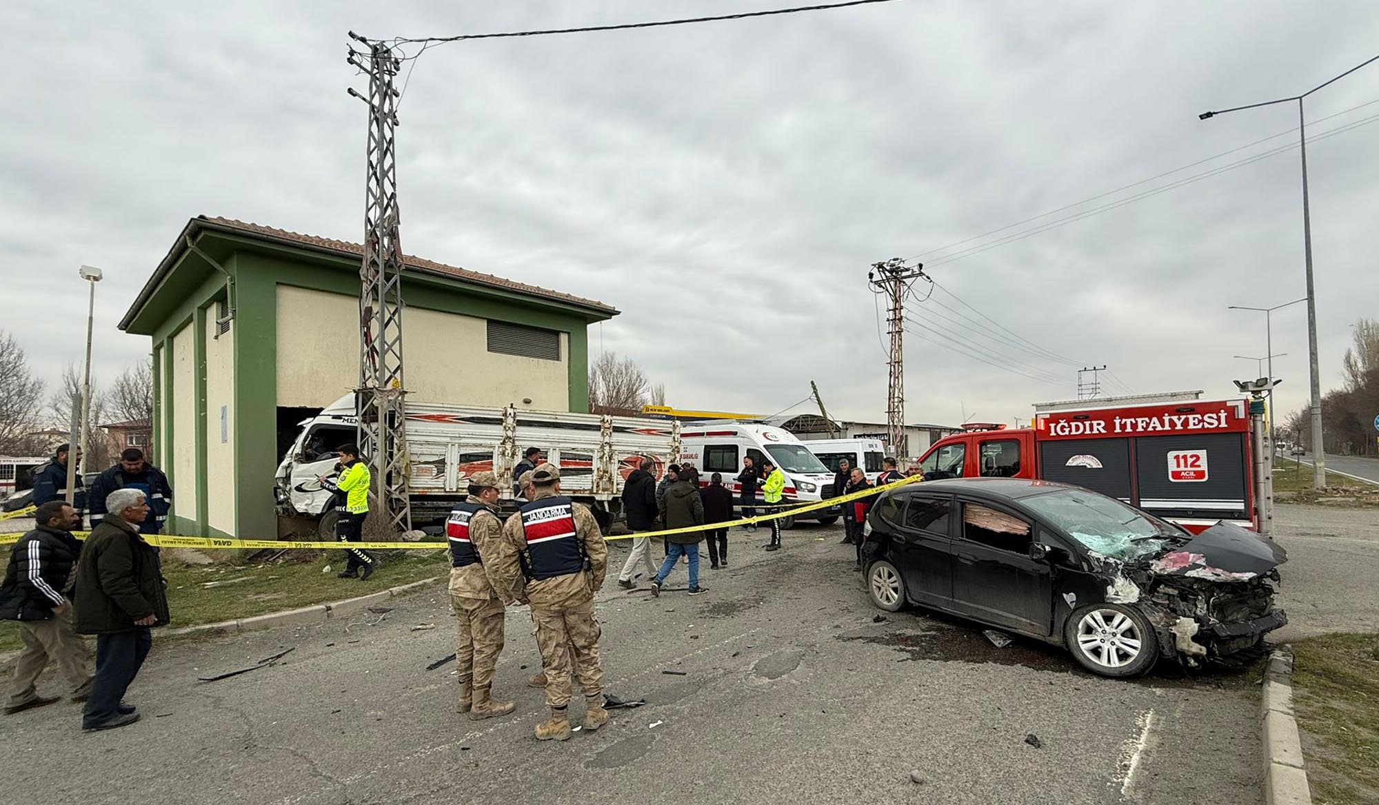 Iğdır'da Kamyonet ve Otomobil Çarpıştı: Elektrik Trafo Duvarı Yıkıldı