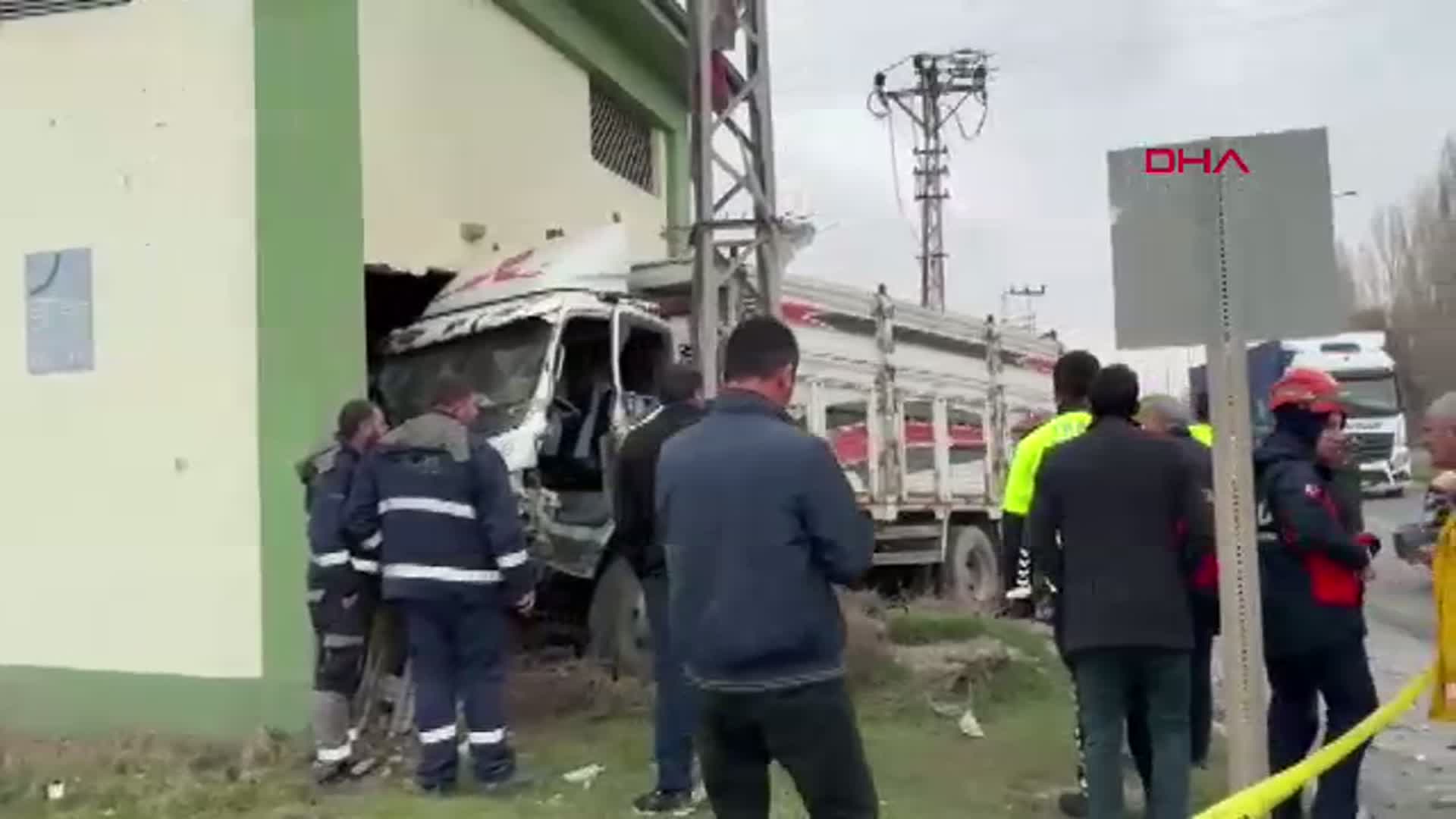 Iğdır'da Kamyonetle Otomobil Çarpıştı, Elektrik Trafosu Yıkıldı