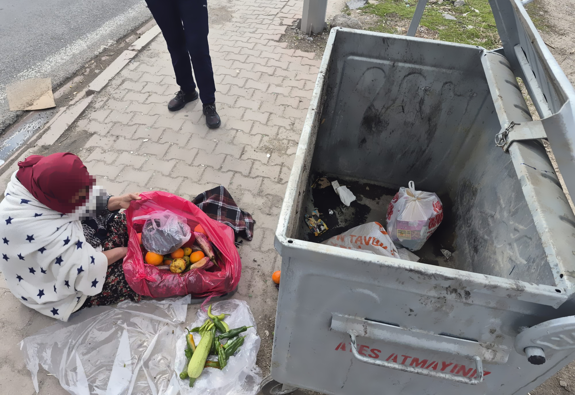 Çöpten Eşya Toplayarak Duygu Sömüren İki Dilenci Yakalandı