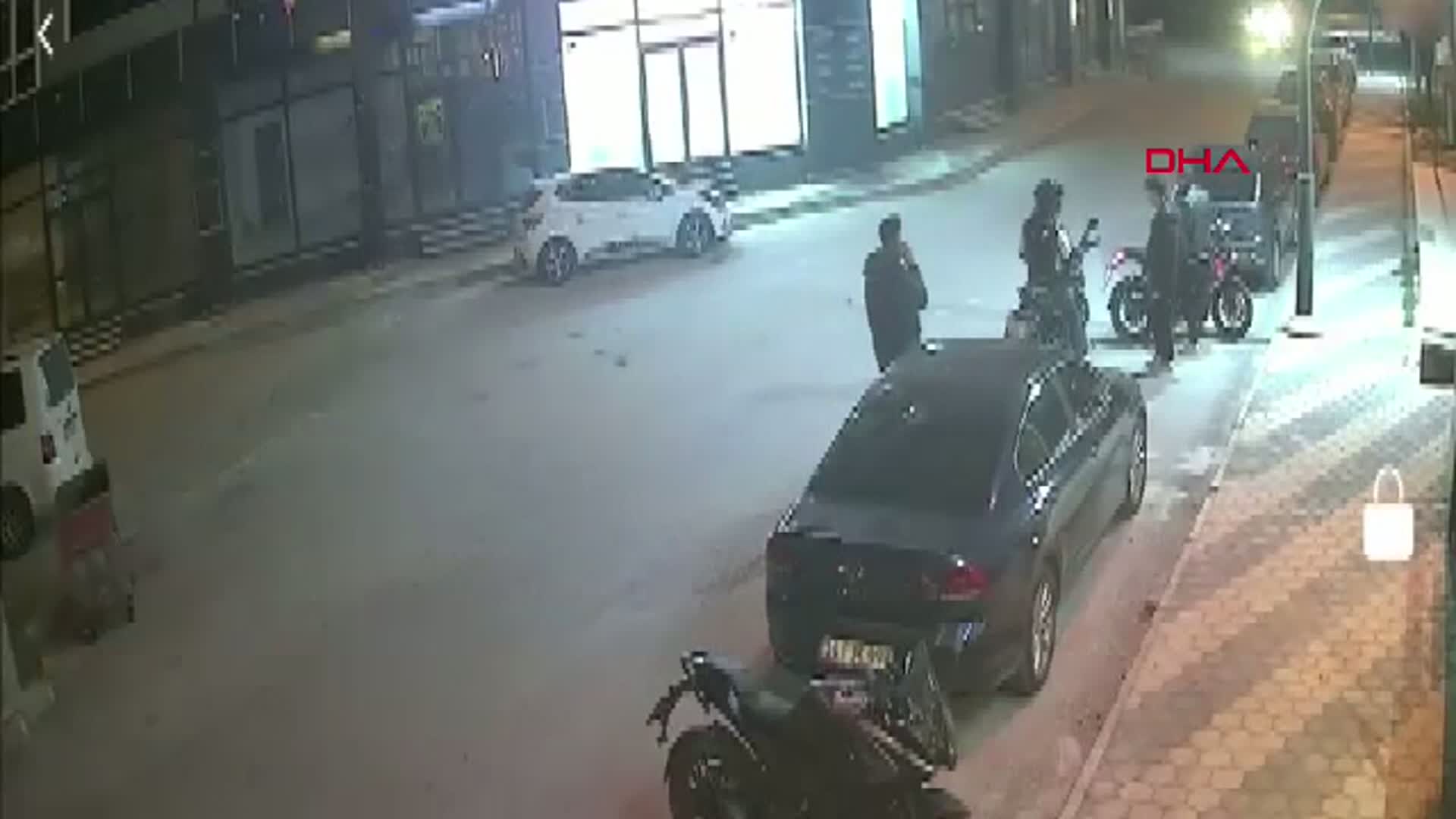 Afyonkarahisar'da Kaza: Otomobil Park Halindeki Araçlara Çarptı