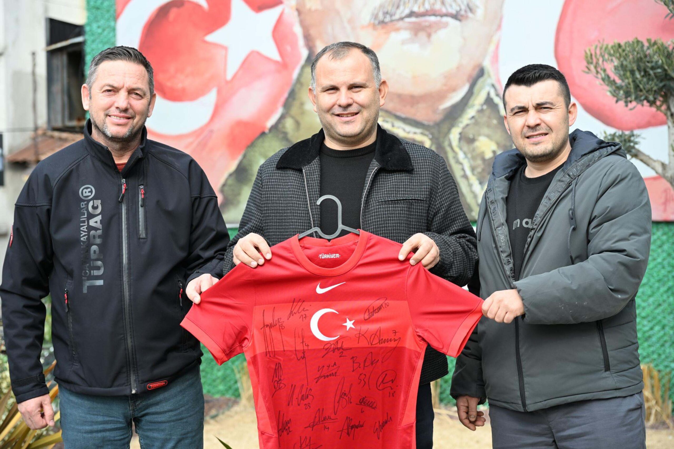 A Milli Takım'ın İmzalı Forması, DMD Hastası Rahmi Kerem İçin Açık Artırmaya Çıkıyor