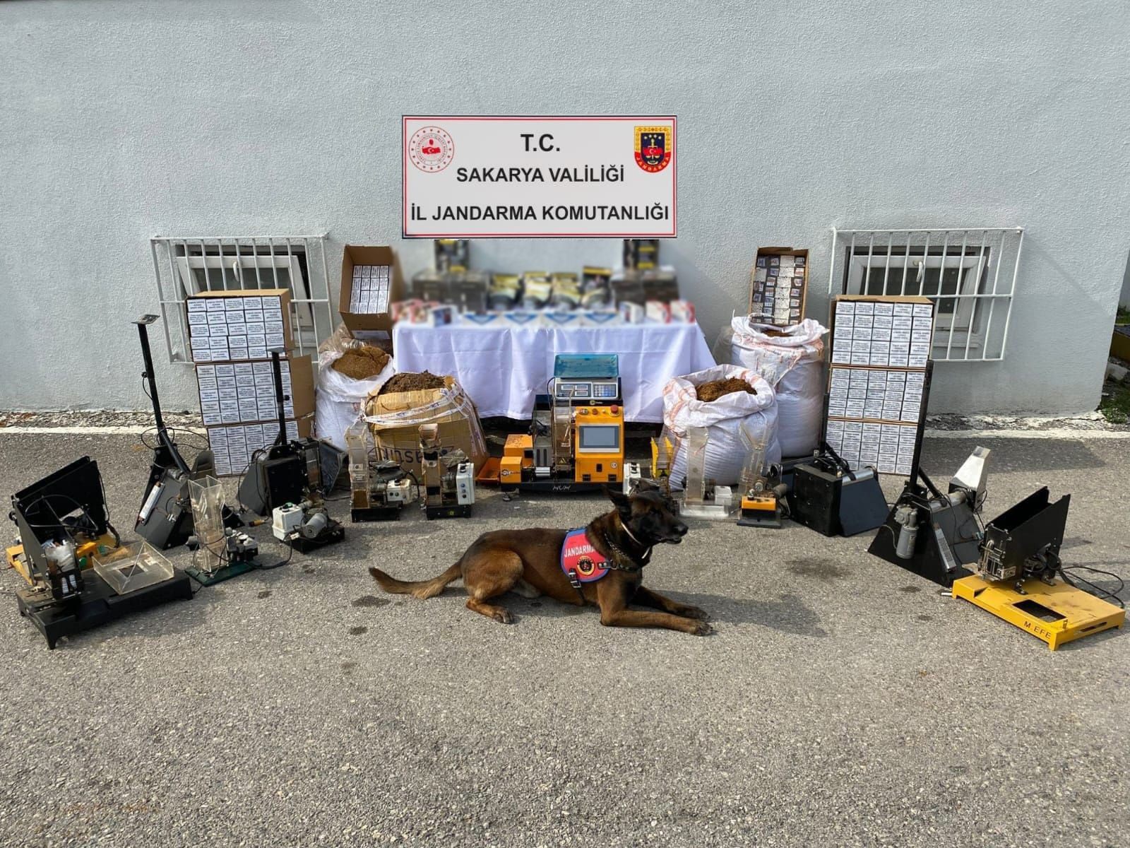 Sakarya'da Bandrolsüz Tütün Operasyonu: 3 Gözaltı