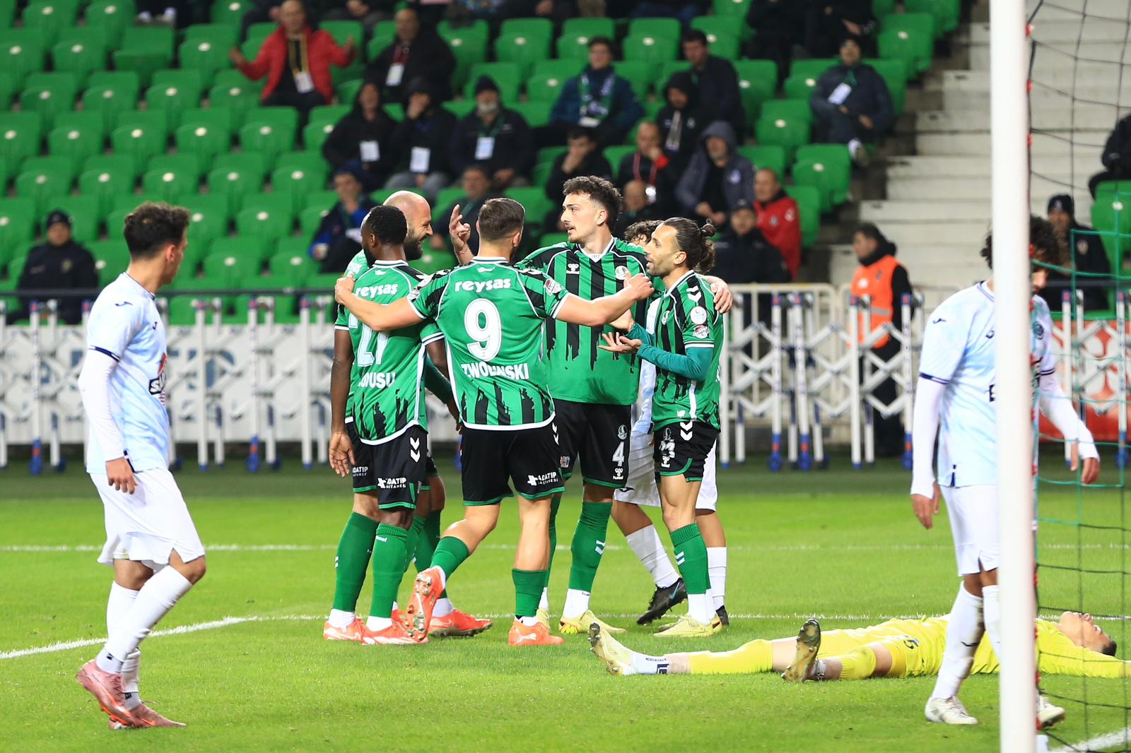 Sakaryaspor, Adana Demirspor'u 4-0 Geçti