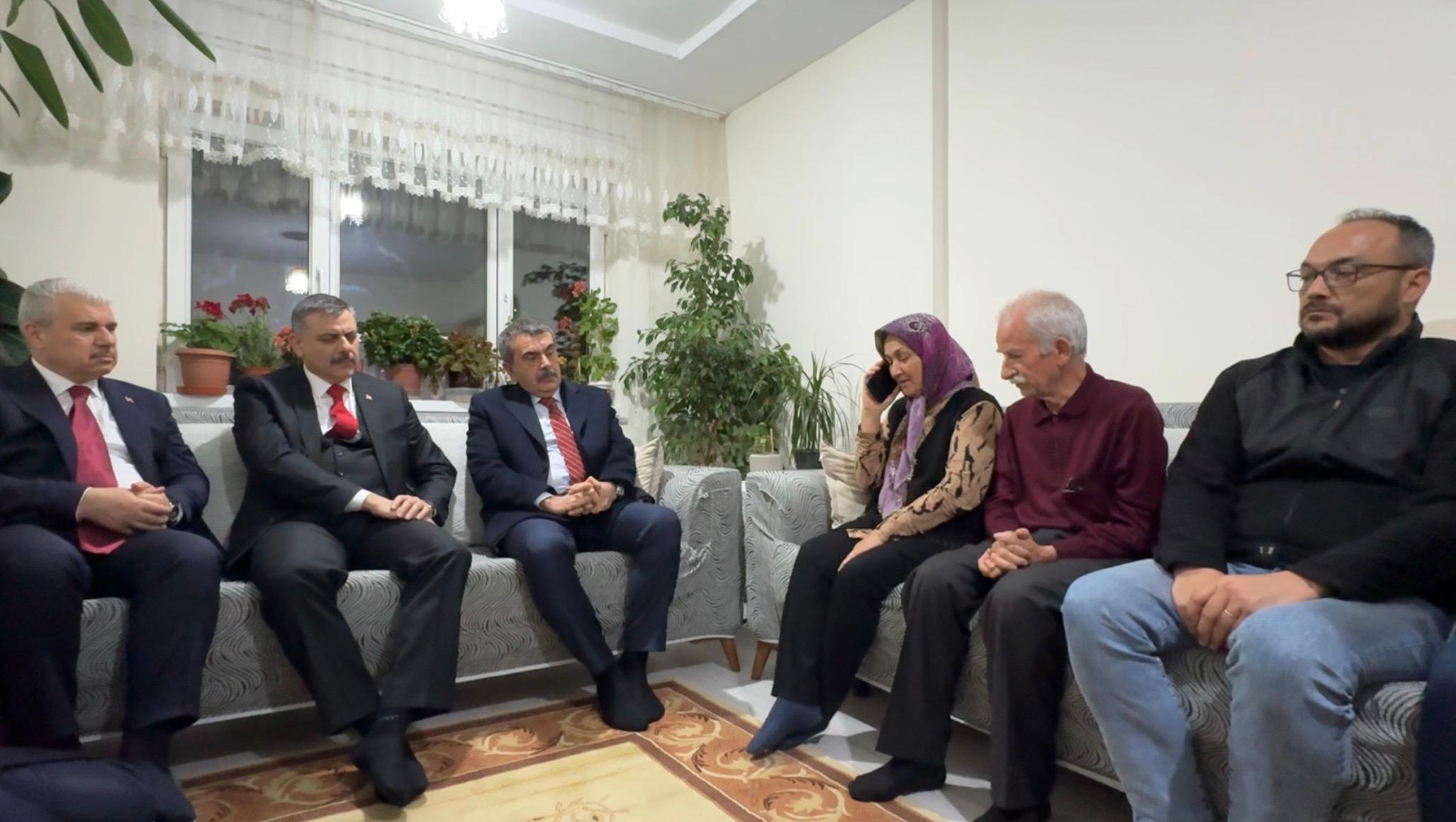 Bakan Tekin ve Bakan Çiftçi Fatma Nur Öğretmenin Ailesine Taziye Ziyaretinde Bulundu