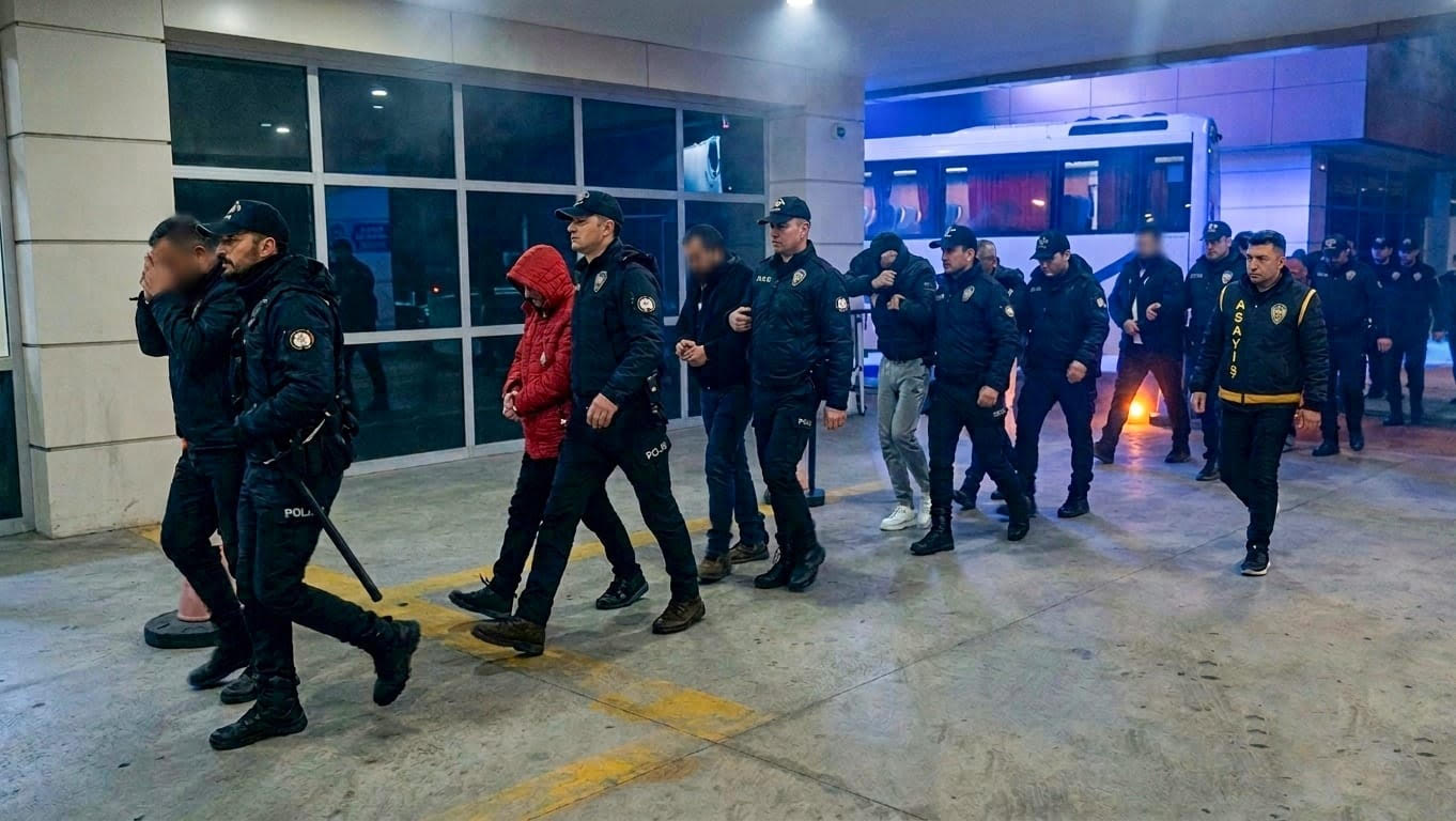 Manisa'da Dolandırıcılık Çetesi Çökertildi: 10 Kişi Tutuklandı