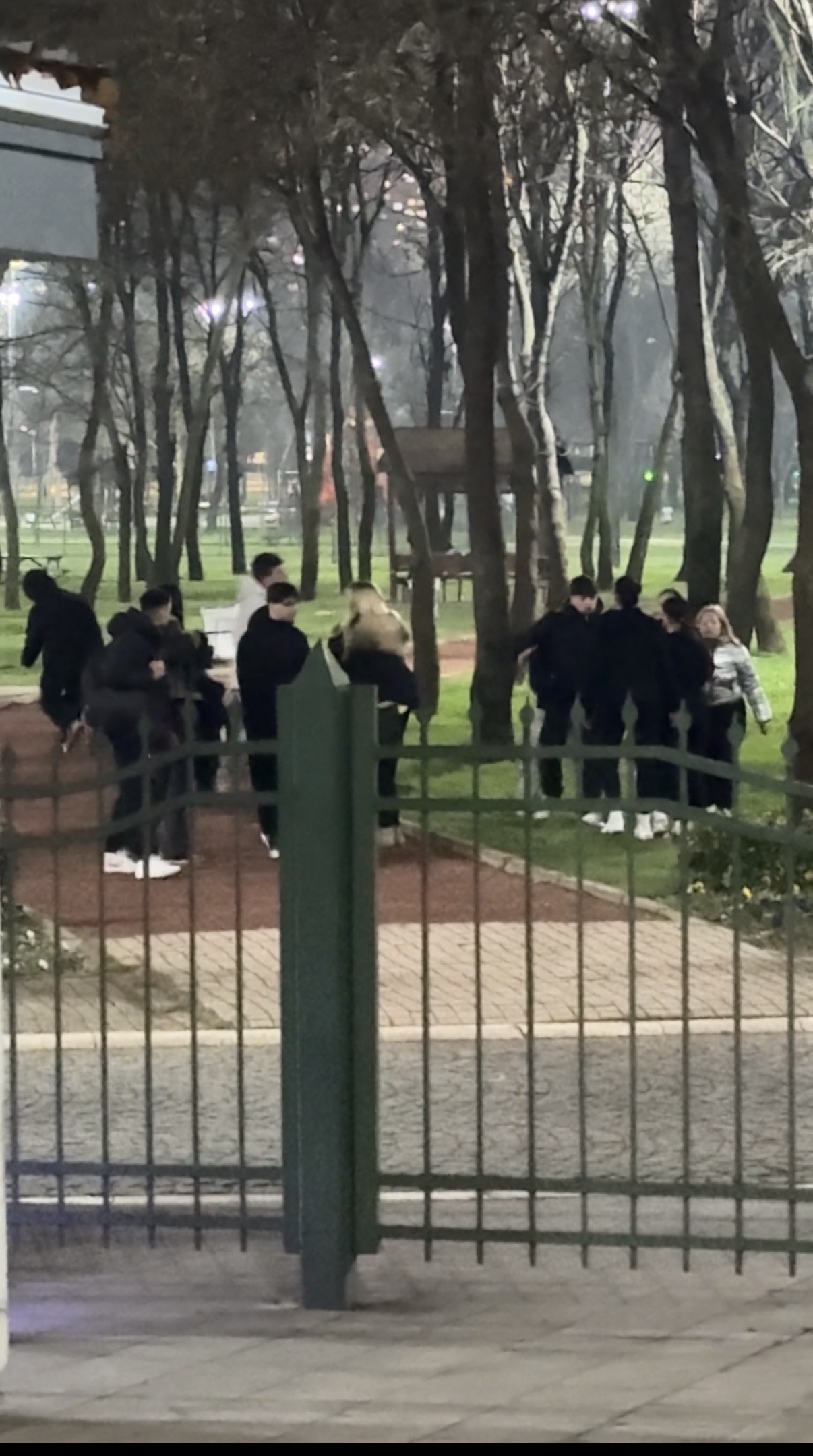 Kağıthane'de Lise Öğrencileri Arasında Tekmeli Yumruklu Kavga