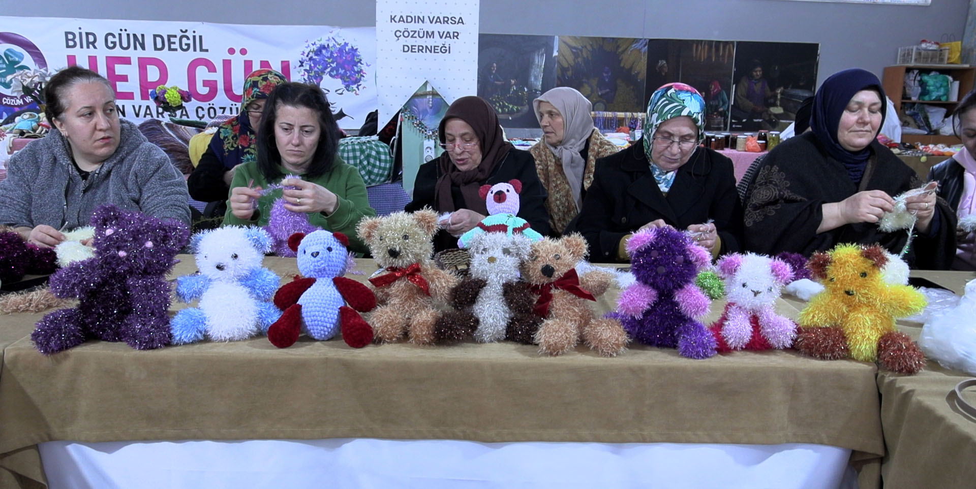 Sevgiyle Örülen Ayıcıklar: Kadınlar Minik Kalpler İçin Bir Araya Geldi
