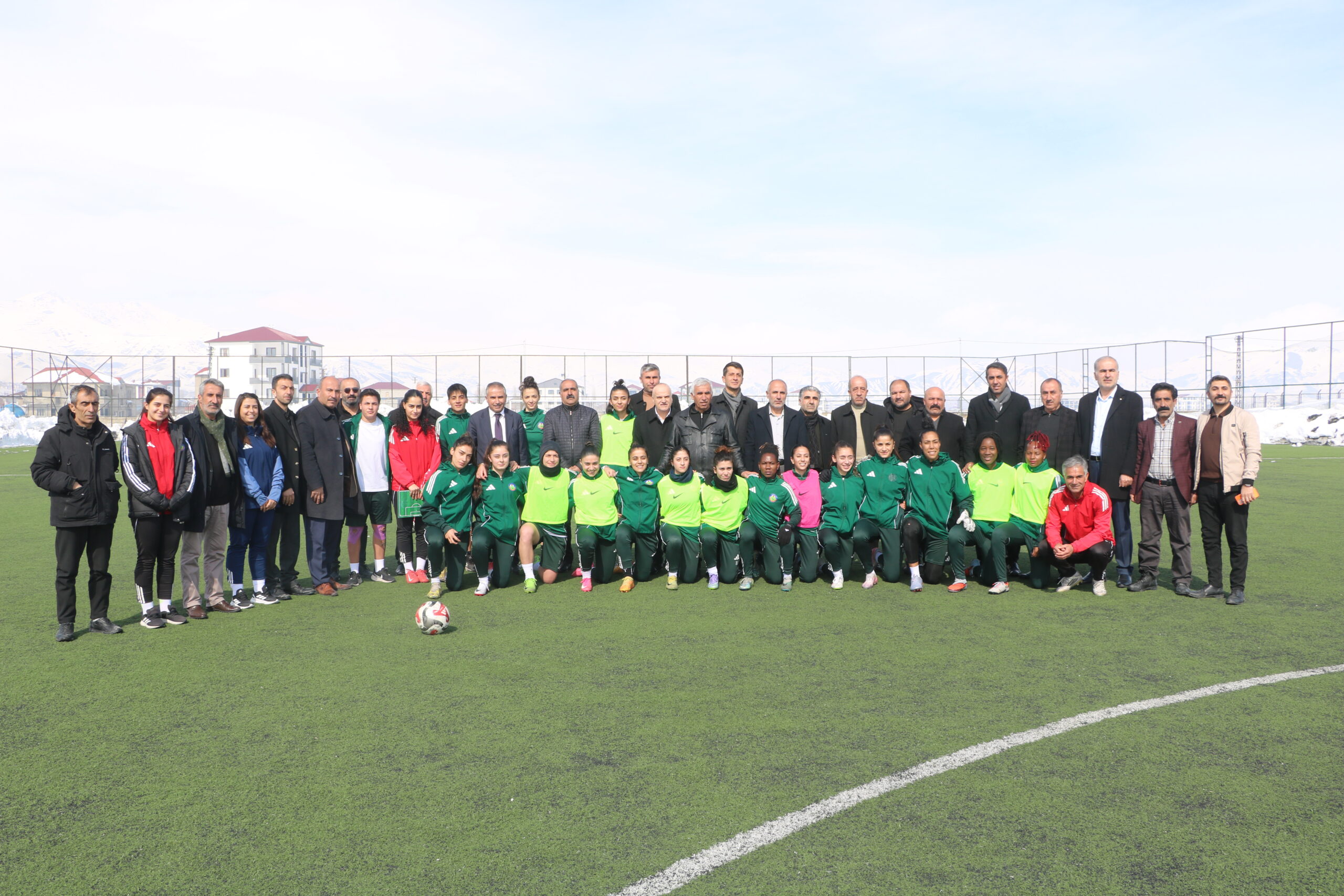 Yüksekova Muhtarlarından Yüksekovaspor Kadın Futbol Takımına Destek Ziyareti