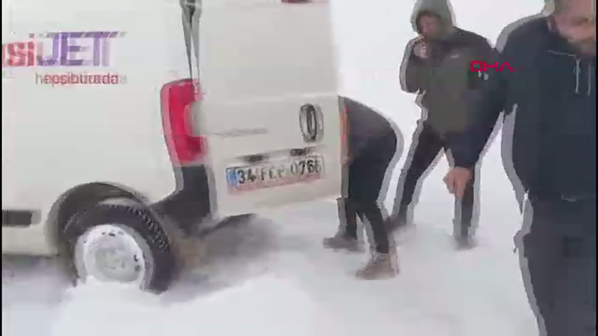 Kars’ta Etkili Tipi ve Buzlanma Sebebiyle Sürücüler Zor Anlar Yaşadı