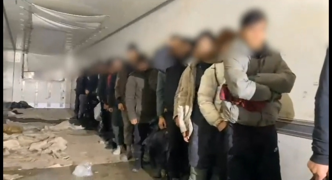 Türkiye'ye Kaçak Yolla Giriş Yapan 25 Düzensiz Göçmen TIR'da Yakalandı