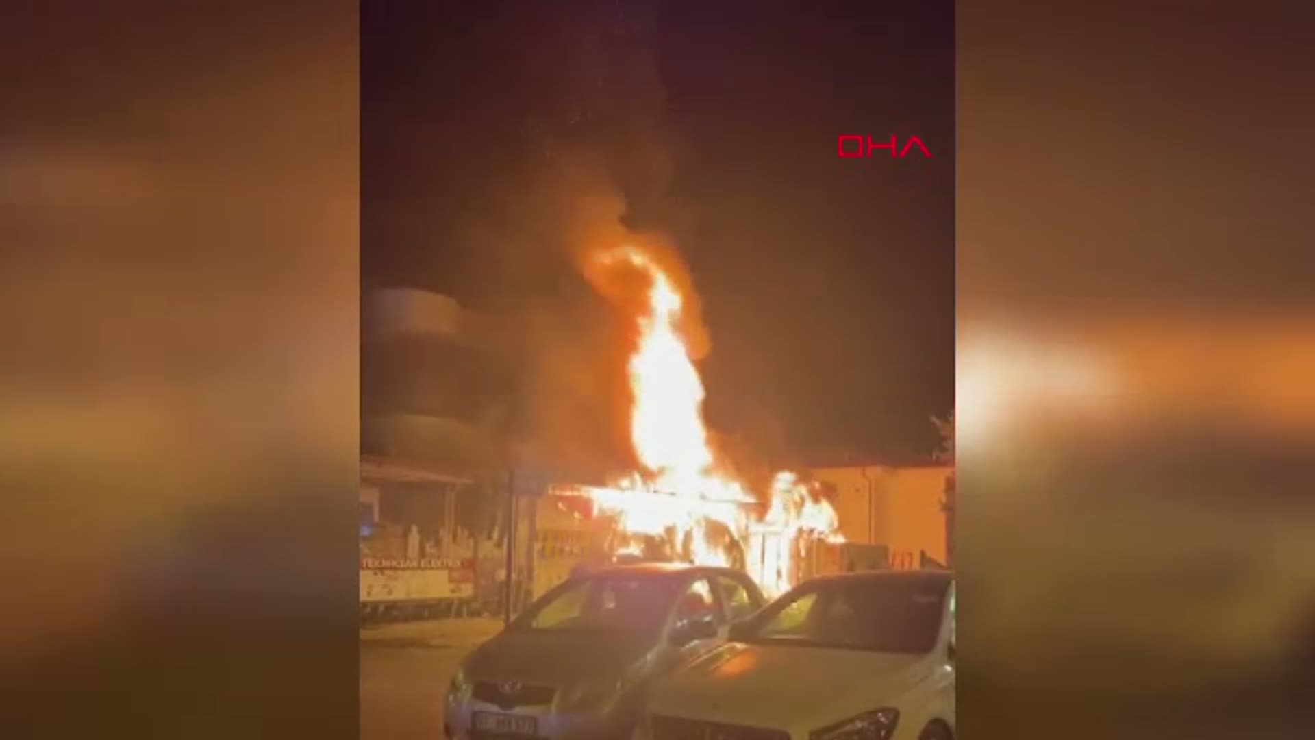 Antalya'da Elektrik Malzemesi Satan İş Yerinde Yangın Çıktı