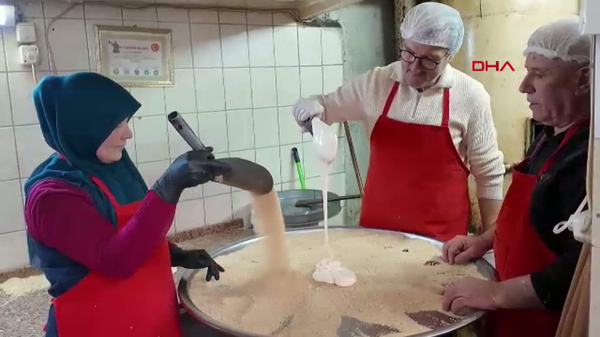Manisa'nın 75 Yıllık Ramazan Geleneği: Susamlı Helva Üç Kuşaktır Yaşatılıyor