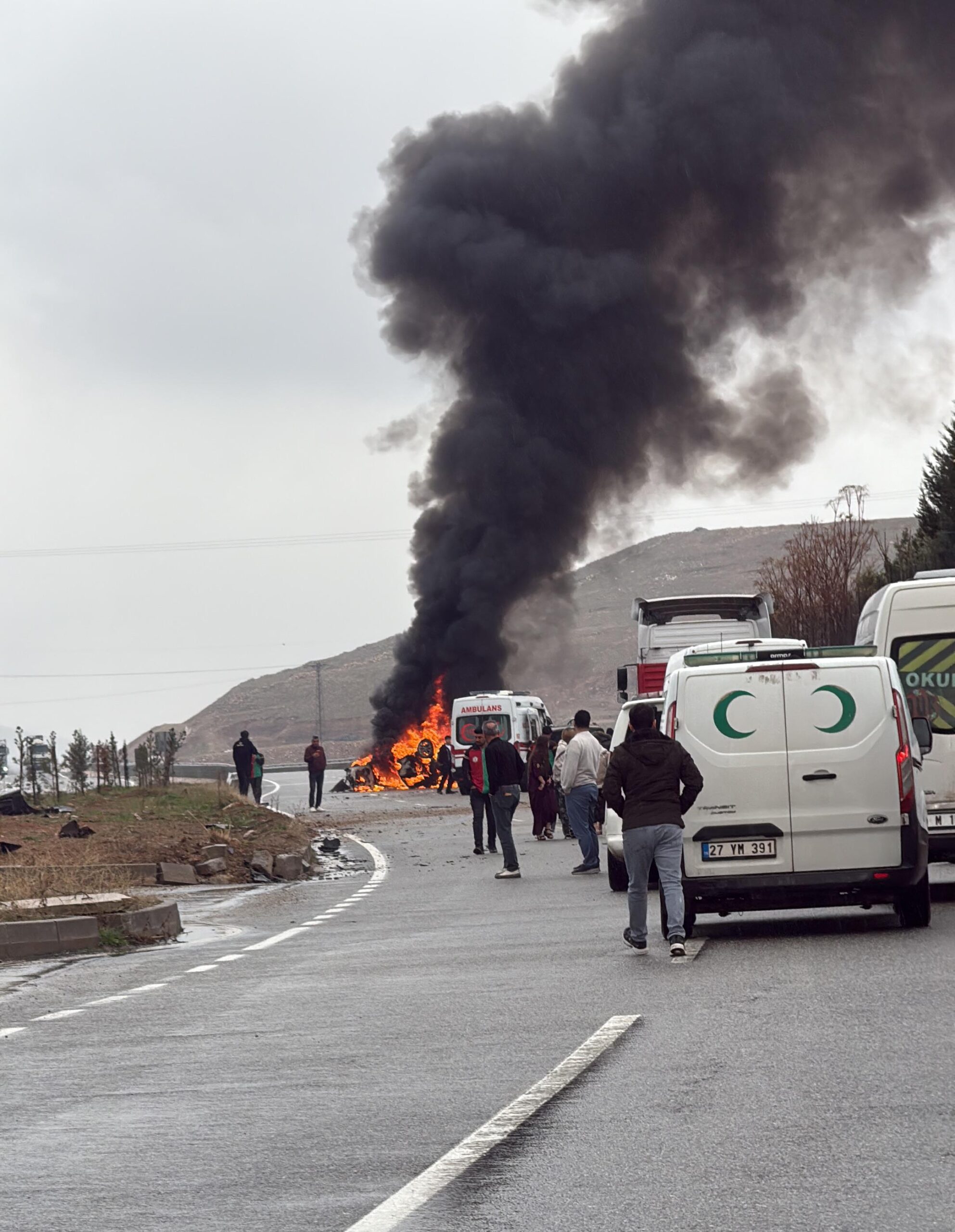 Batman'da Refüje Çarpan Otomobil Yandı: 2 Yaralı