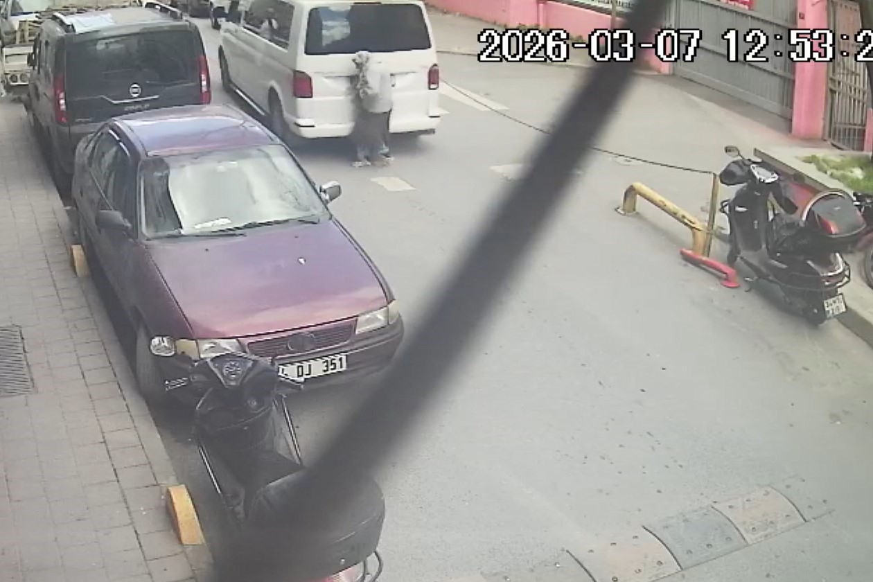 Fatih'te Yaya Geçidinde Kazaya Karışan Minibüs Kadını Sürükledi