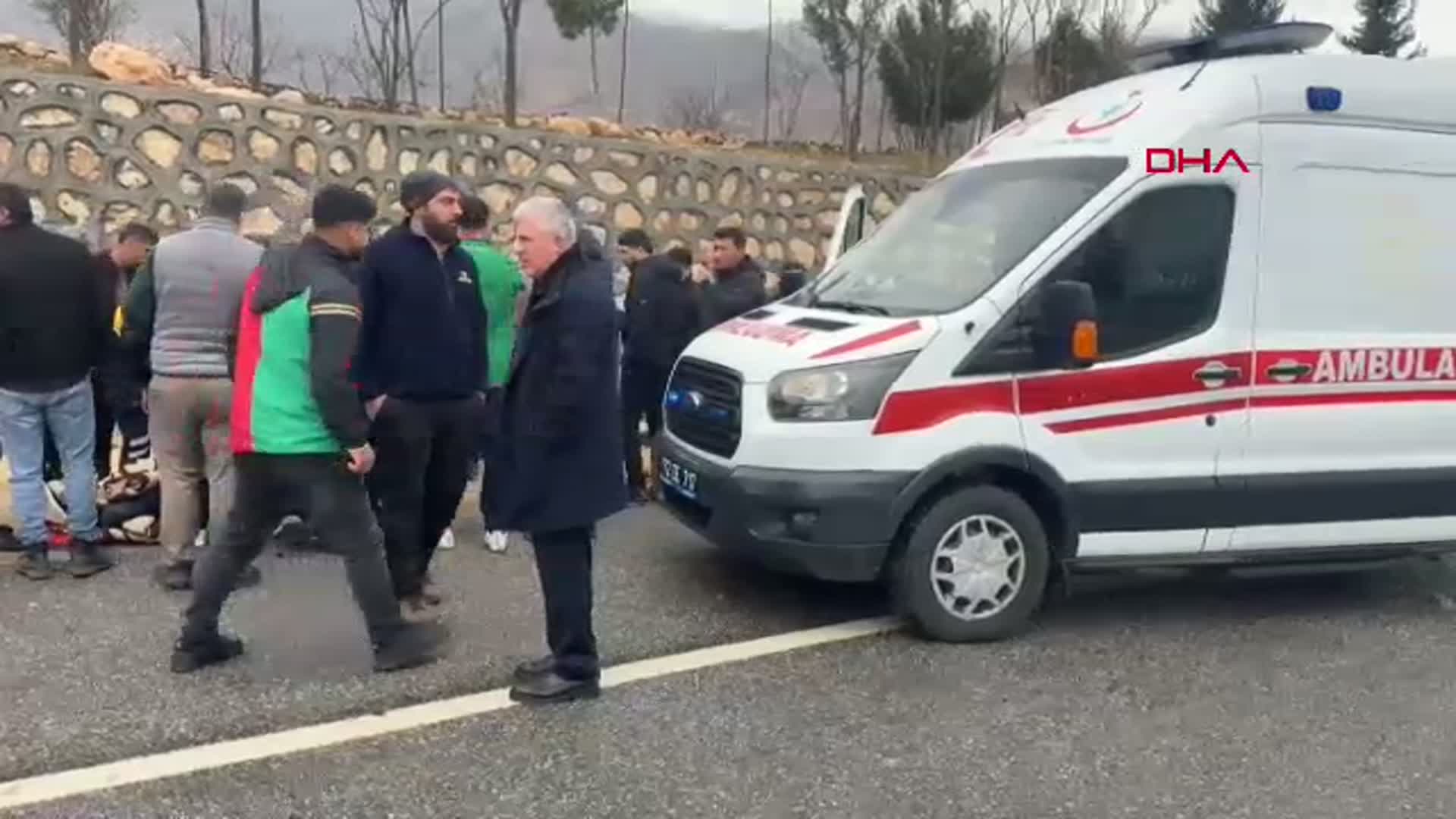 Batman'da Feci Kaza: Refüje Çarpan Otomobil Alev Aldı, 2 Yaralı