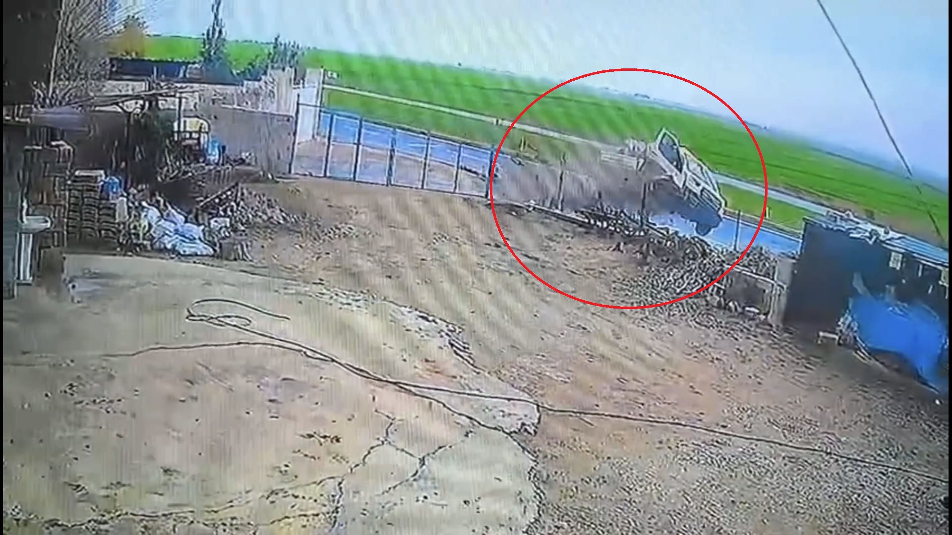 Nusaybin'de Tarım Makinesi Yüklü Kamyonet Kaza Yaptı; 3 Yaralı