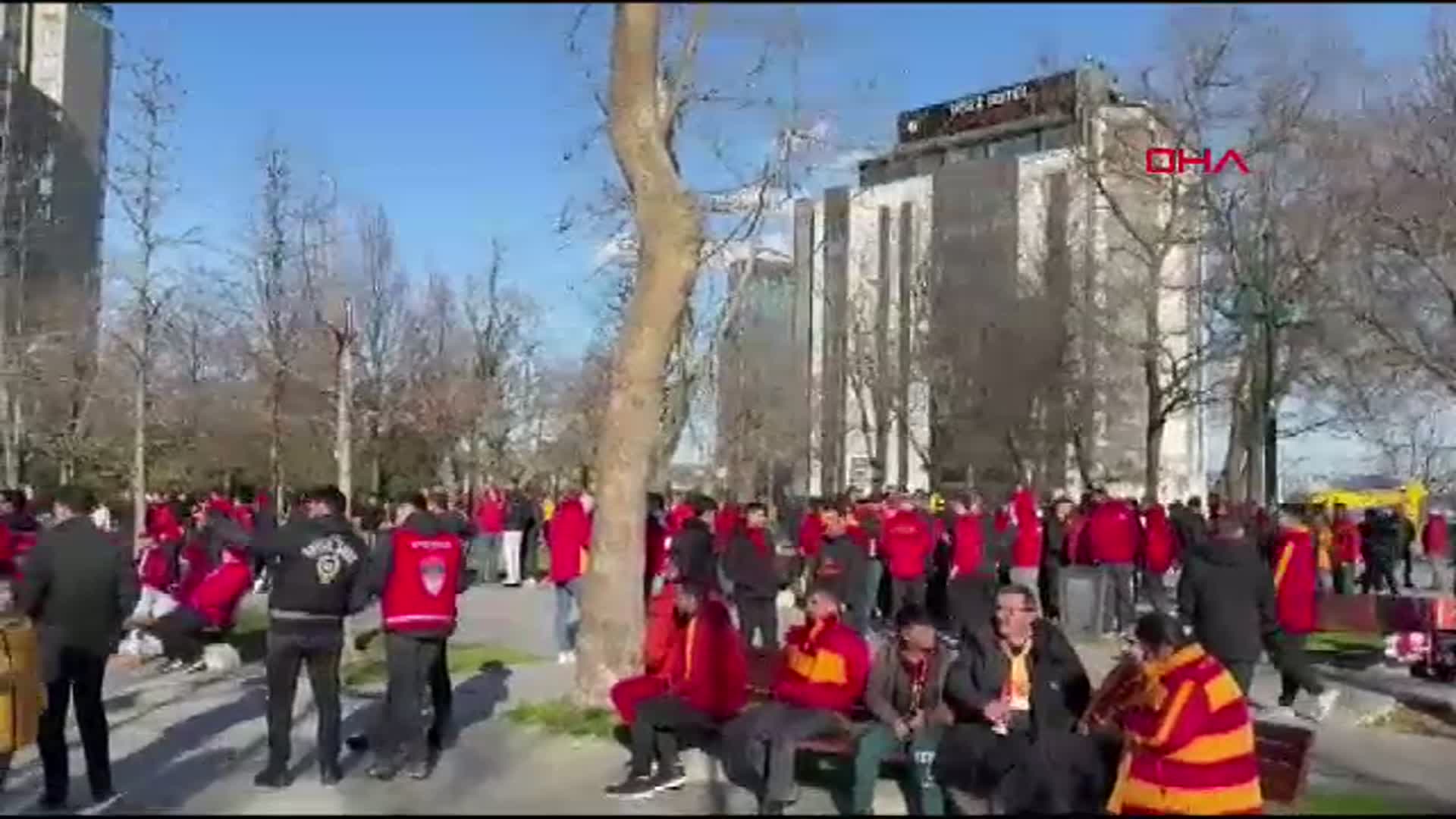 Galatasaray Taraftarları Beşiktaş Derbisi İçin Gezi Parkı'nda Buluştu