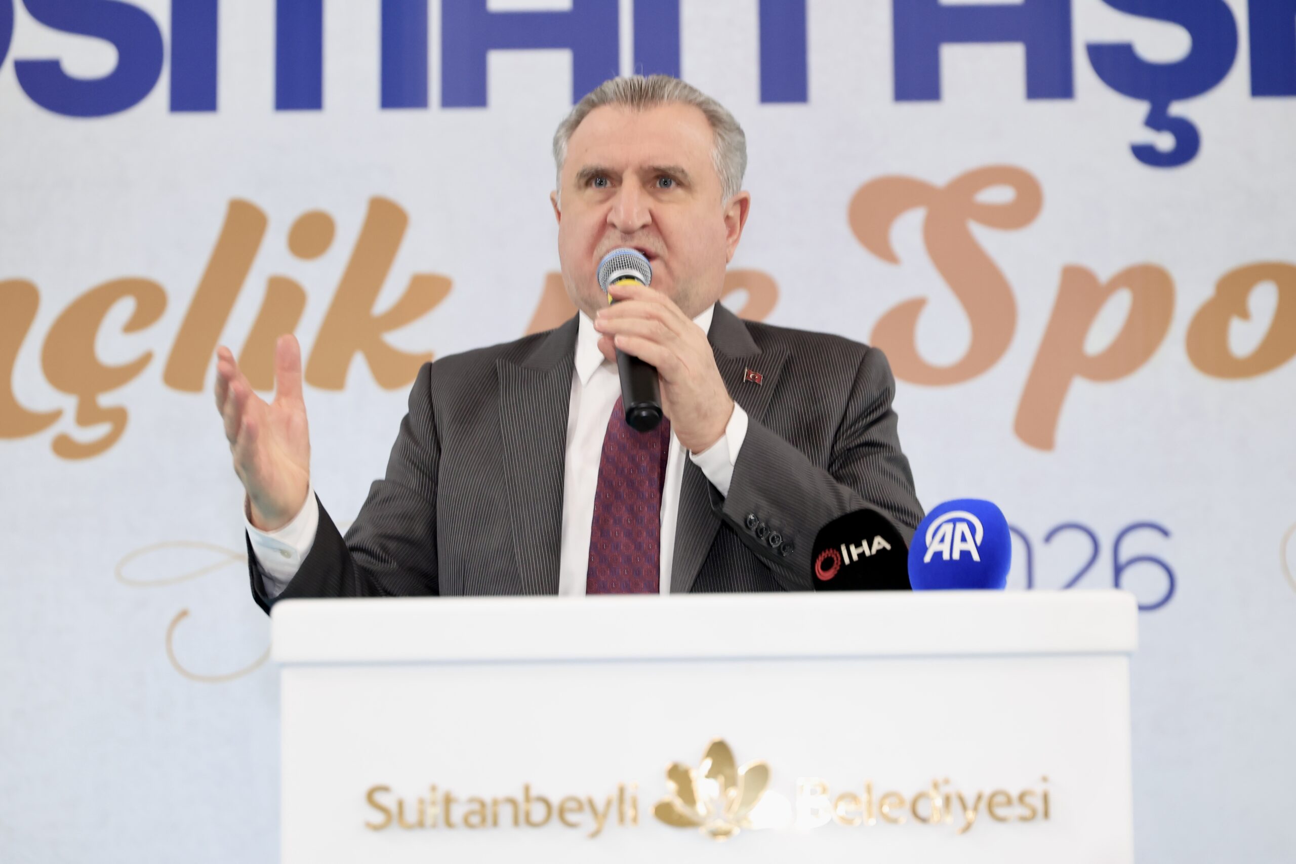Gençlik ve Spor Bakanı Bak, Gençlerle Bir Araya Gelerek İftar Yaptı