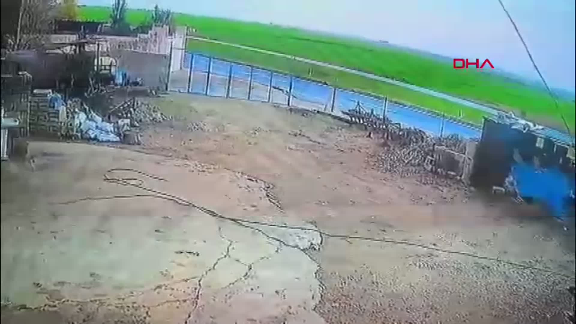 Mardin'de Tarım Makinesi Yüklü Kamyonet Kazası: 3 Yaralı