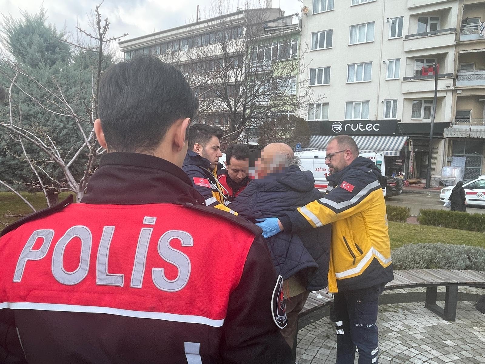 Bolu'da Parkta Yaşanan Şiddet Olayı: 19 Yaşındaki Genç, 67 Yaşındaki Adamı Darbetti