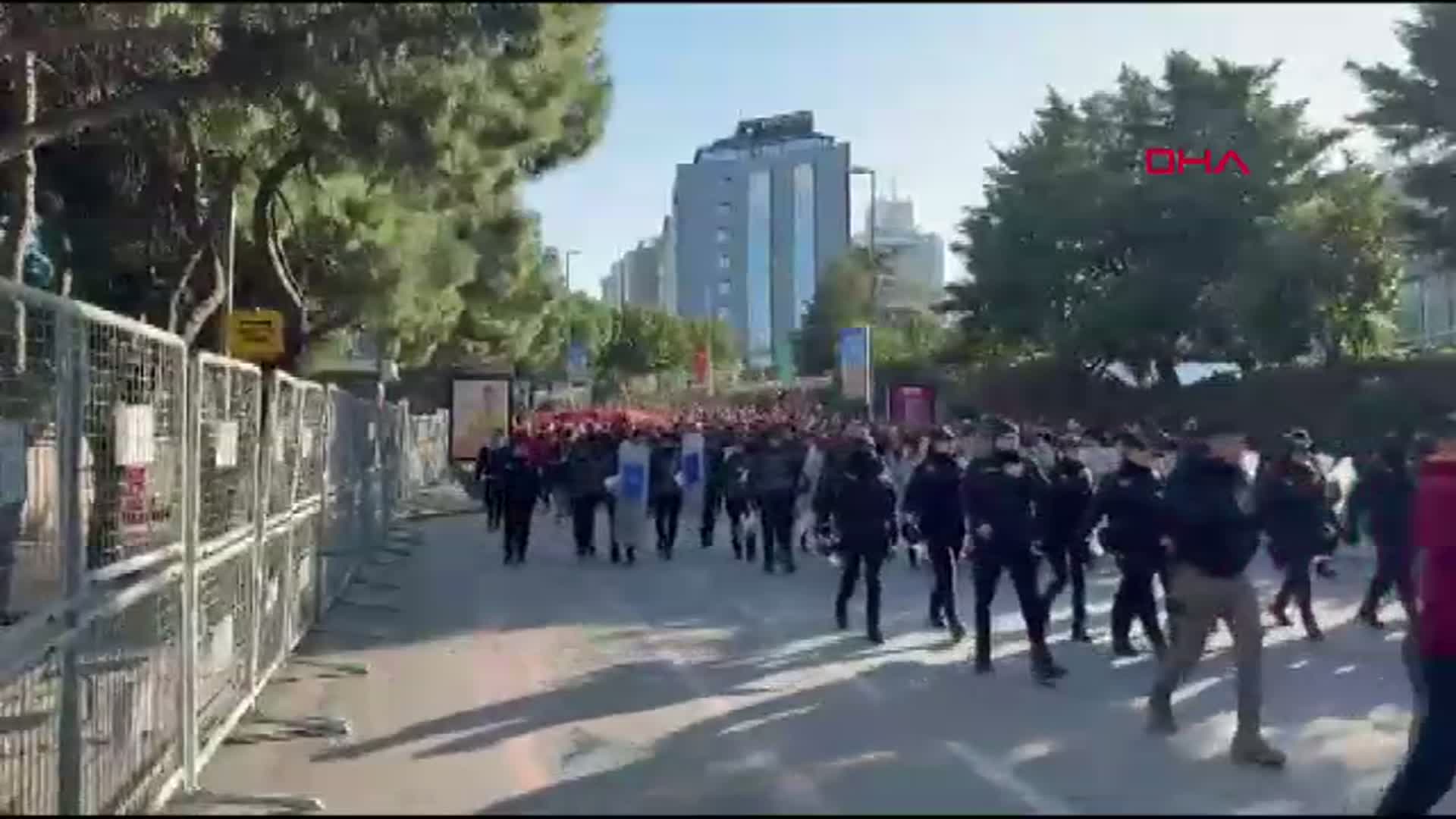 Galatasaray Taraftarları Derbi İçin Dolmabahçe'de Kuşatmayı Bekliyor