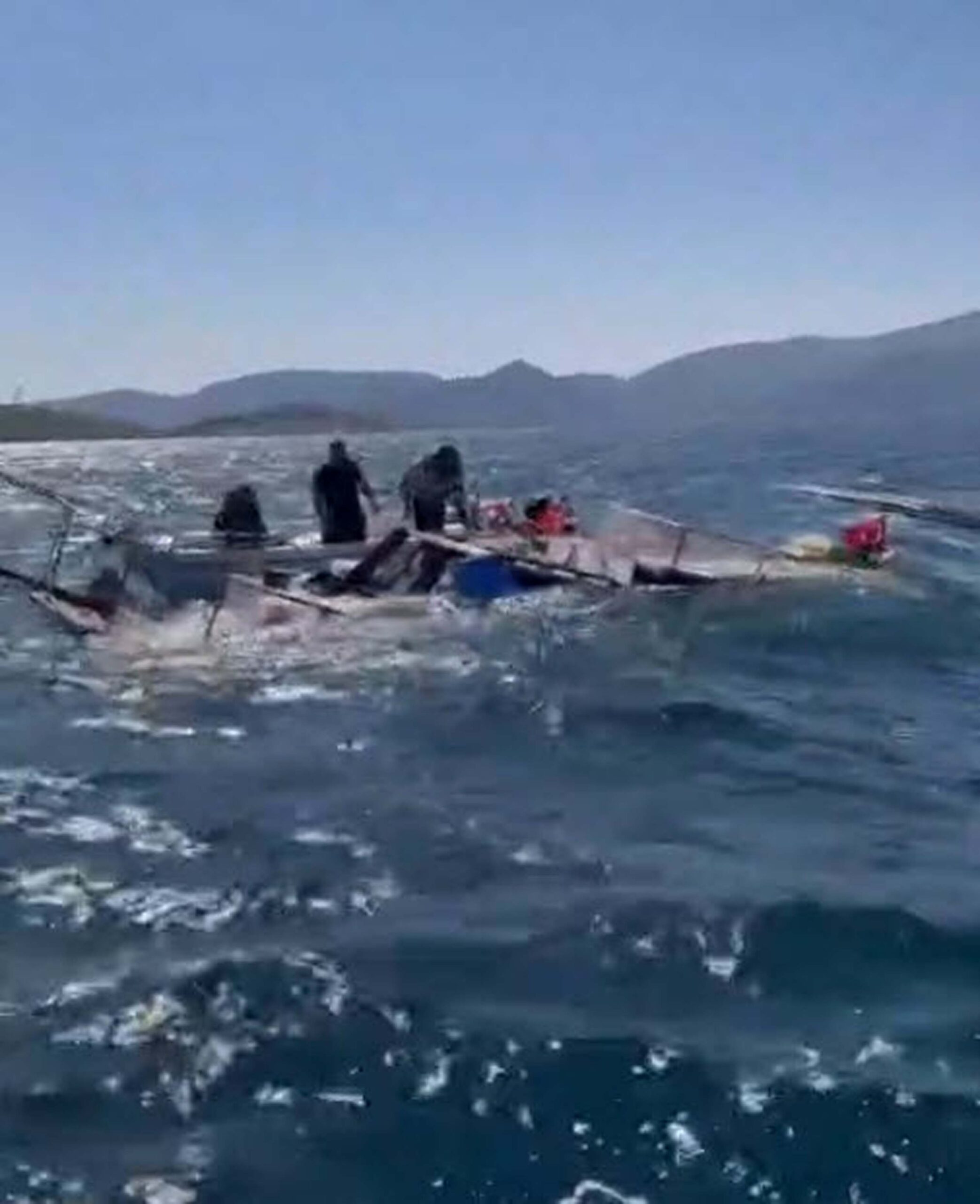 Bodrum'da Yarı Batık Balıkçı Teknesinde 7 Kişi Kurtarıldı