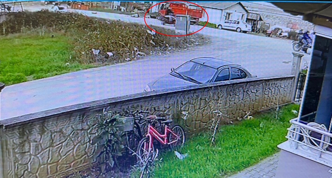 Bursa'da Kamyonetle Çarpışan Motosikletin Sürücüsü ve Yolcusu Yaralandı