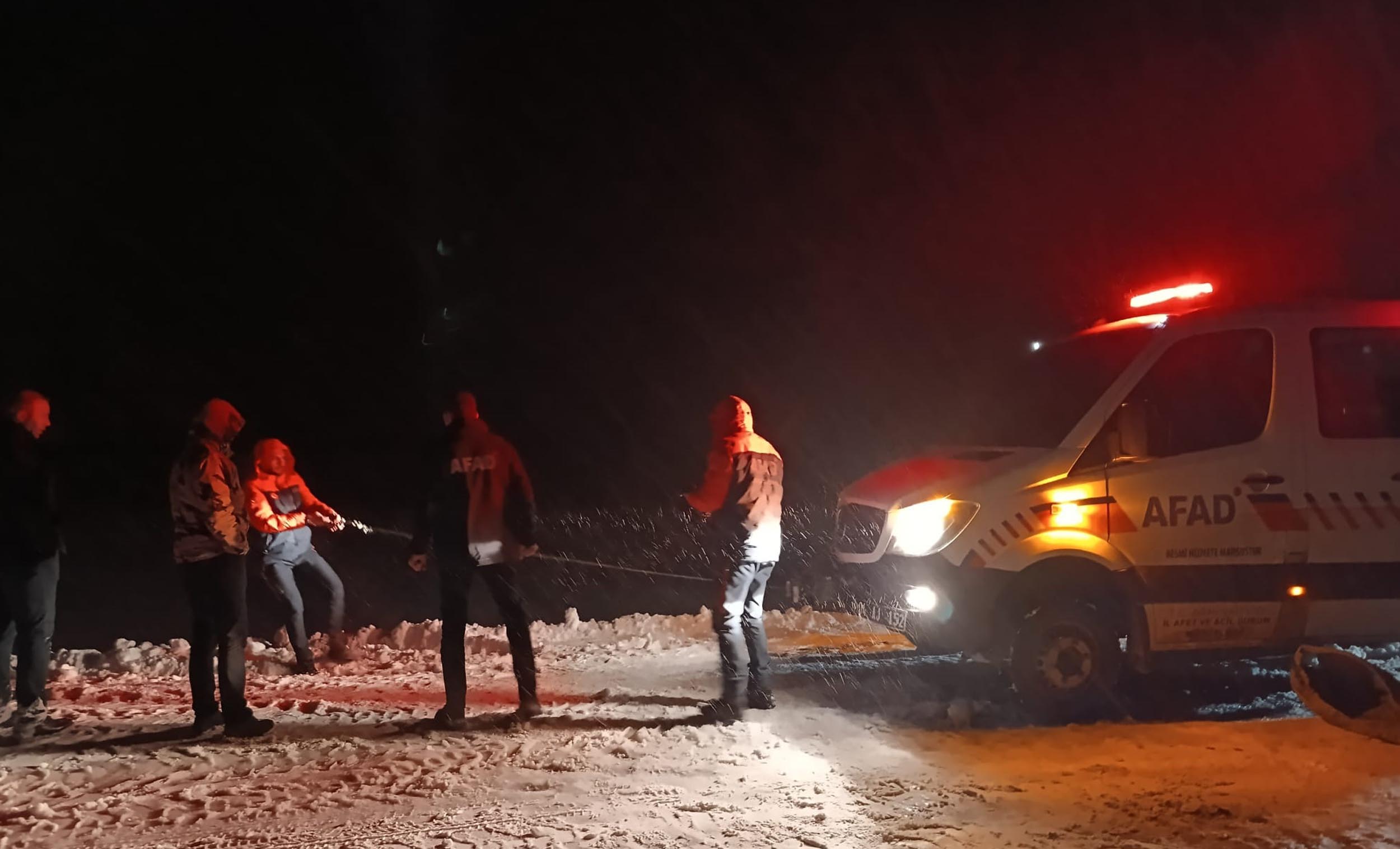 Tipi nedeniyle şarampole kayan araçtaki dört kişilik aile kurtarıldı