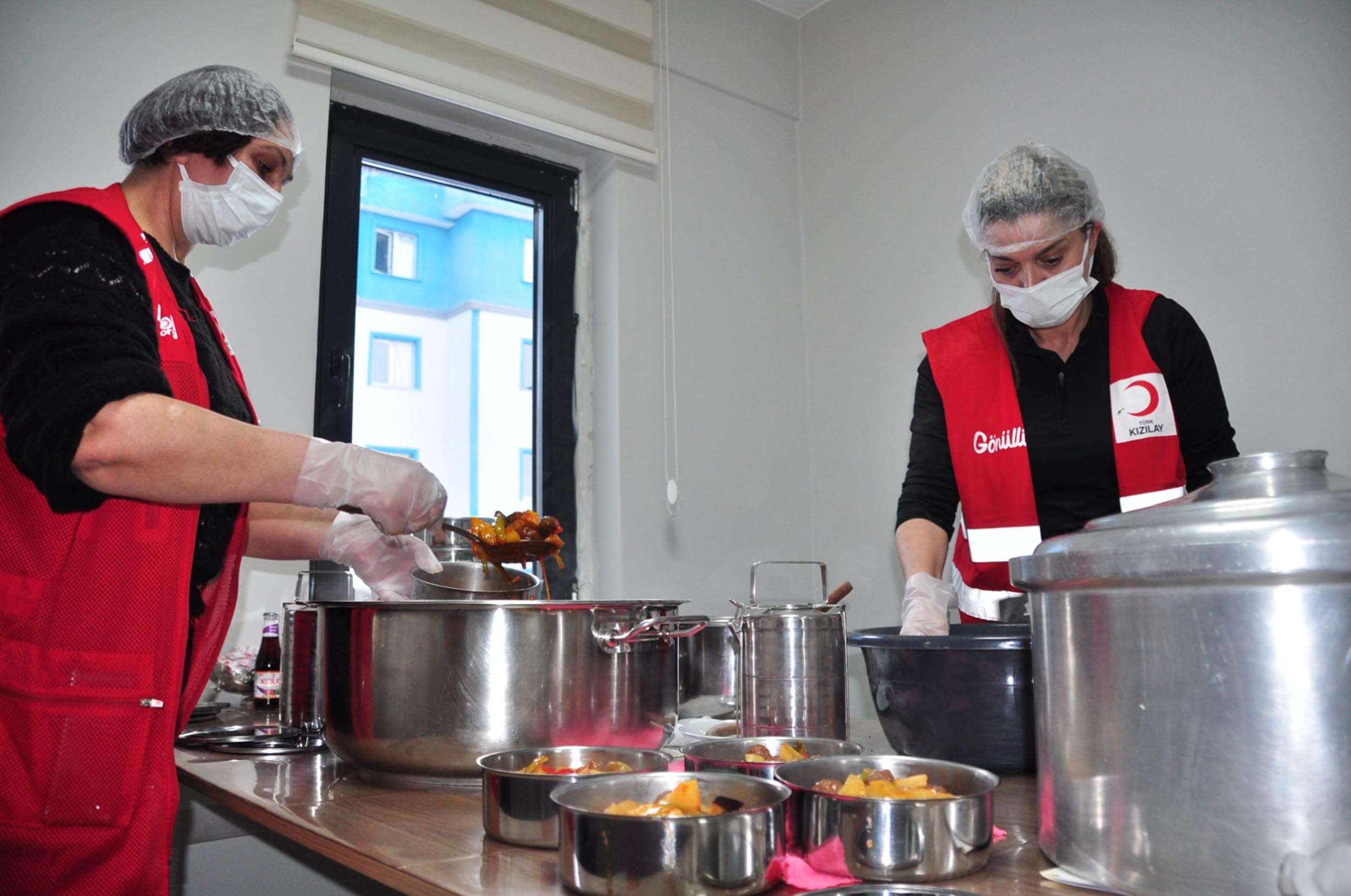 Kızılay Gönüllüleri, İhtiyaç Sahiplerine İftar Yemeği Ulaştırıyor