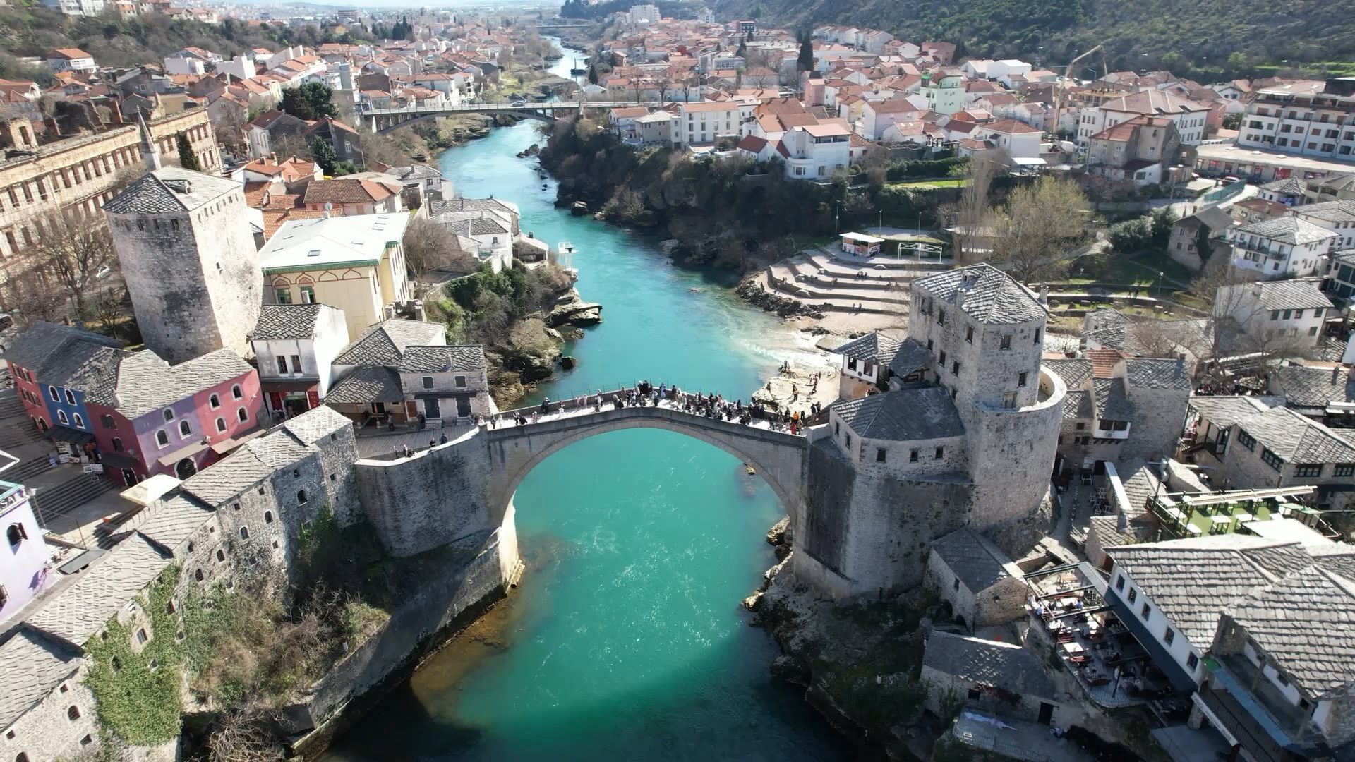 Mostar Köprüsü'ne Turist Akını: Kültürel Zenginliklerin Buluşma Noktası