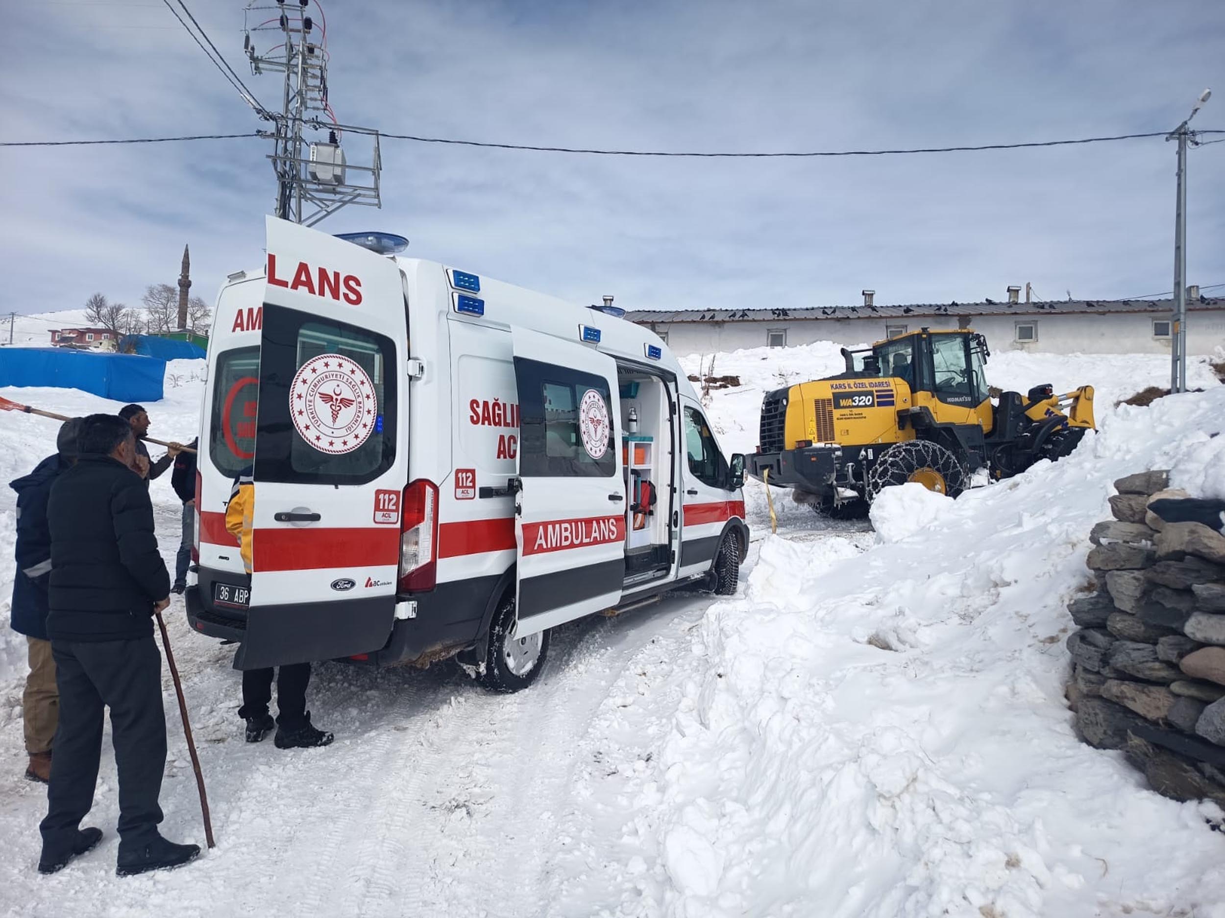 Karla Kapanan Yolda 4 Saatlik Mücadele: Hasta Hastaneye Ulaştırıldı