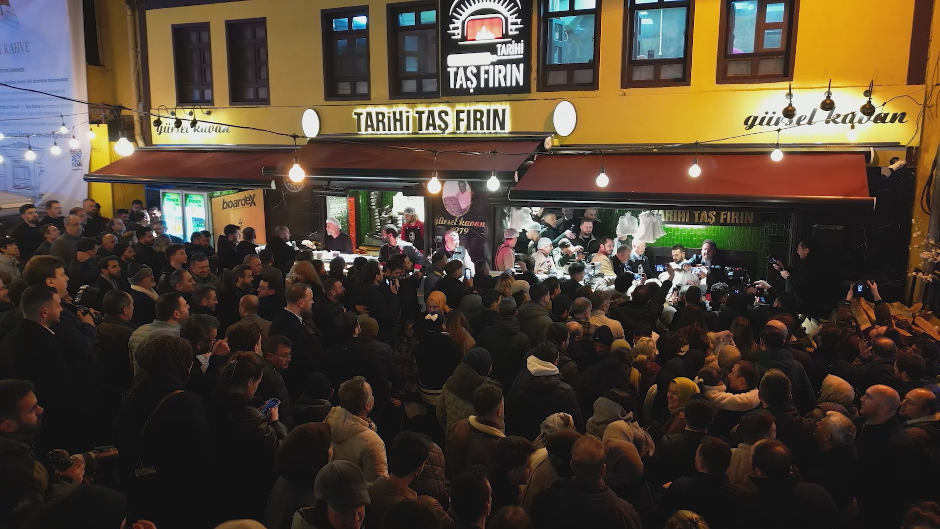 Bursa’da Sahur Coşkusu: Tahinli Pide ve Simit İçin Uzun Kuyruklar
