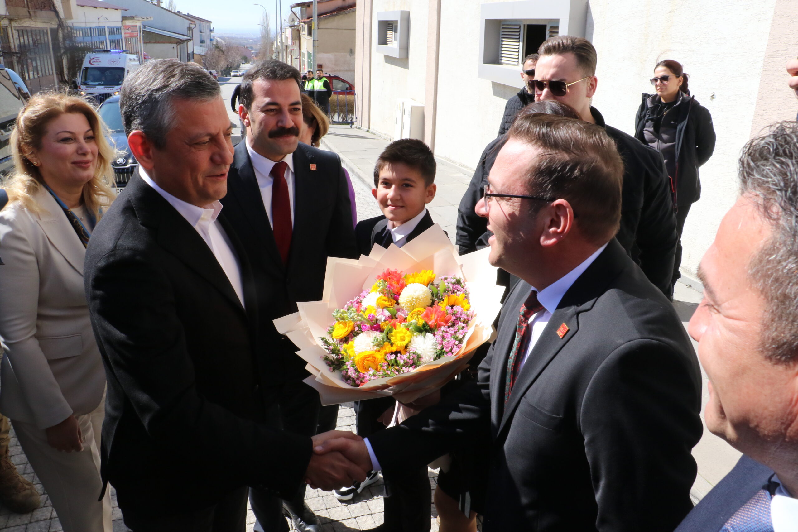Özgür Özel: Esnafların ve Emeklilerin Yüzünü Güldüreceğiz