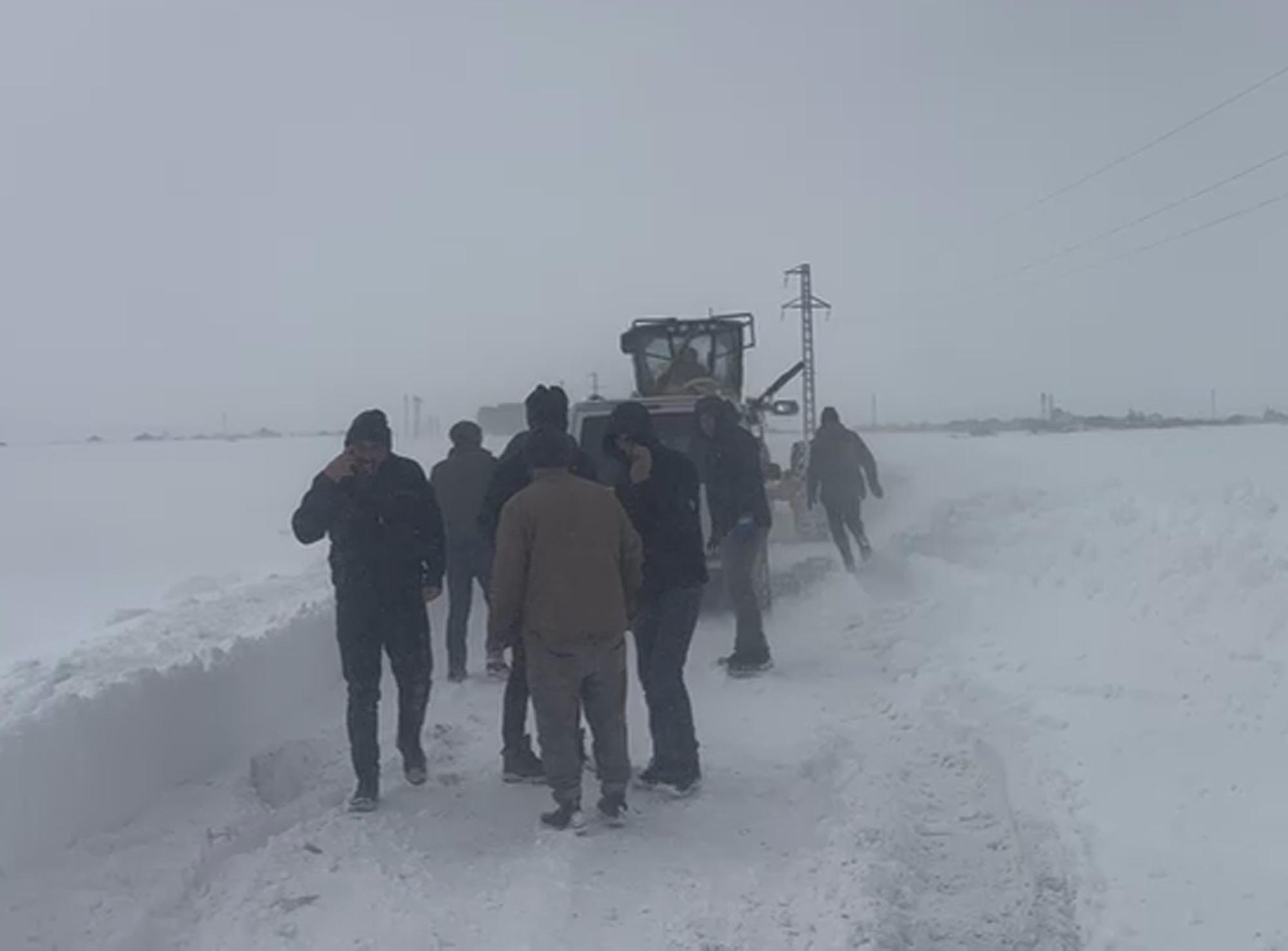 Kars'ta Kar İnmeleri 12 Aracı Mahsur Bıraktı, Kurtarma Operasyonu Başarıyla Gerçekleşti