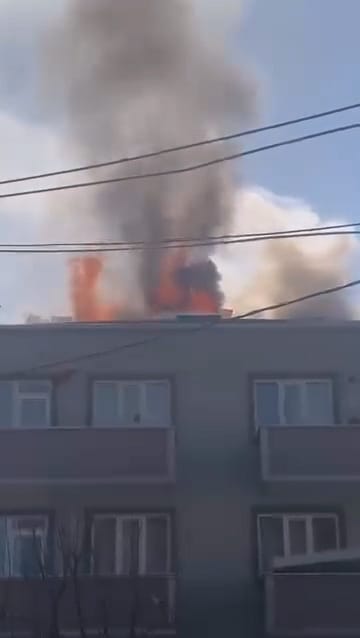 İnegöl'de 3 Katlı Apartmanın Çatısında Yangın Çıktı